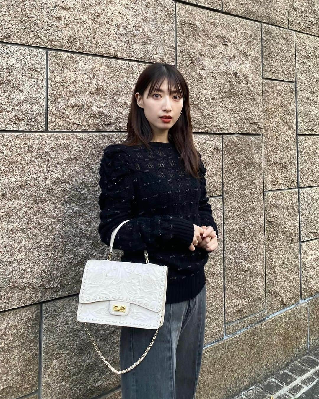 青木育日さんのインスタグラム写真 - (青木育日Instagram)「. ⁡ ハンドル・チェーン付きのきれいめカービング👜 ⁡ くたくたに使い込まれた カービングの風合いも素敵だけれど、 すっきりエレガントなこのデザインも また違った良さがあって好き🫶 ⁡ bag @carvingtribes #HandleChainBag  ⁡ ⁡ シンプルにデニム×ニットの日の アクセントに使えるし、実用性も抜群💫 カービングってじっくり見れば見るほど 引き込まれる魅力がある、、🫧 ⁡ ⁡ #carvingbag #carvingtribes #カービングバッグ#カービングトライブス#レザーバッグ#きれいめカジュアル#チェーンバッグ#156cmコーデ#ニットコーデ#デニムコーデ」12月1日 21時16分 - ikuhiaoki