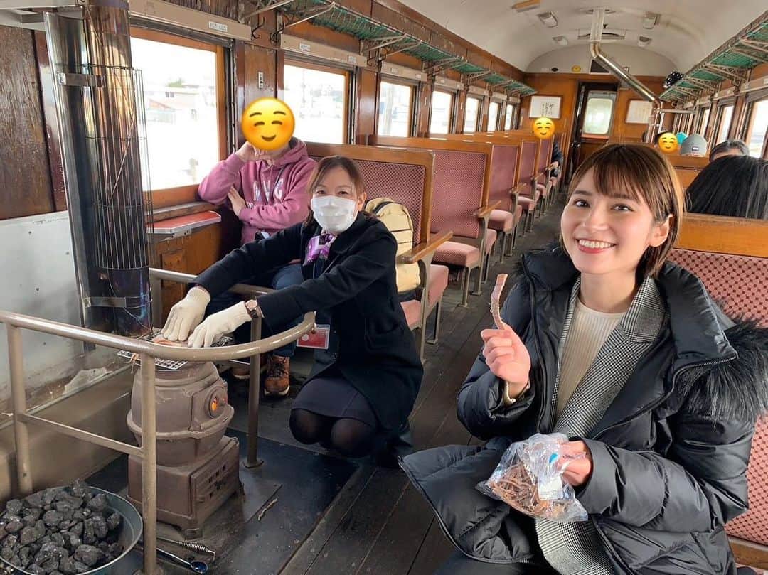 澤田愛美さんのインスタグラム写真 - (澤田愛美Instagram)「.  きょうは五所川原市で取材をしていました✍️  まずはきょうからスタートした 津軽鉄道のストーブ列車🚃 列車を暖めているのは石炭のだるまストーブ。 その上ではスルメが焼かれています🦑 インタビューした上海からいらした方によると ストーブ列車は 中国のSNSで有名だそうですよ😳✨  そしてそのあとは五所川原市役所へ！ 新十両昇進が決定した伊勢ヶ濱部屋　尊富士が 佐々木市長の元を訪れました。  どちらもABAのホームページから ニュースの動画をご覧頂けます😊ぜひ！」12月1日 21時16分 - amy____oxox