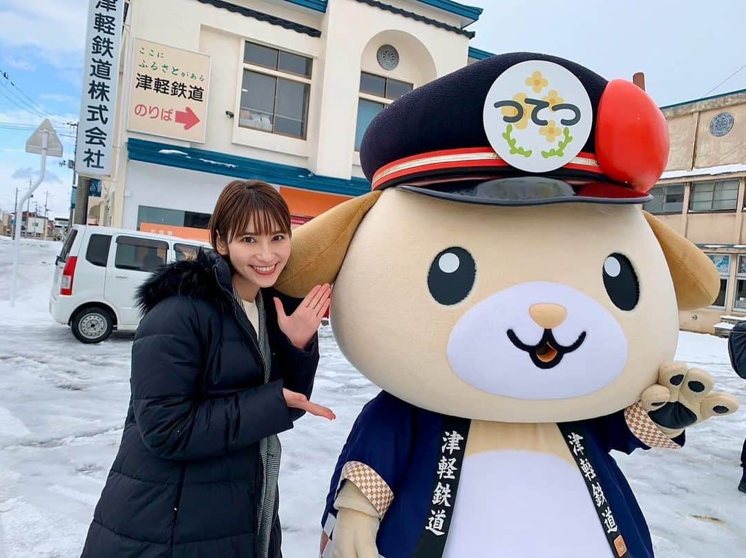 澤田愛美のインスタグラム：「.  きょうは五所川原市で取材をしていました✍️  まずはきょうからスタートした 津軽鉄道のストーブ列車🚃 列車を暖めているのは石炭のだるまストーブ。 その上ではスルメが焼かれています🦑 インタビューした上海からいらした方によると ストーブ列車は 中国のSNSで有名だそうですよ😳✨  そしてそのあとは五所川原市役所へ！ 新十両昇進が決定した伊勢ヶ濱部屋　尊富士が 佐々木市長の元を訪れました。  どちらもABAのホームページから ニュースの動画をご覧頂けます😊ぜひ！」