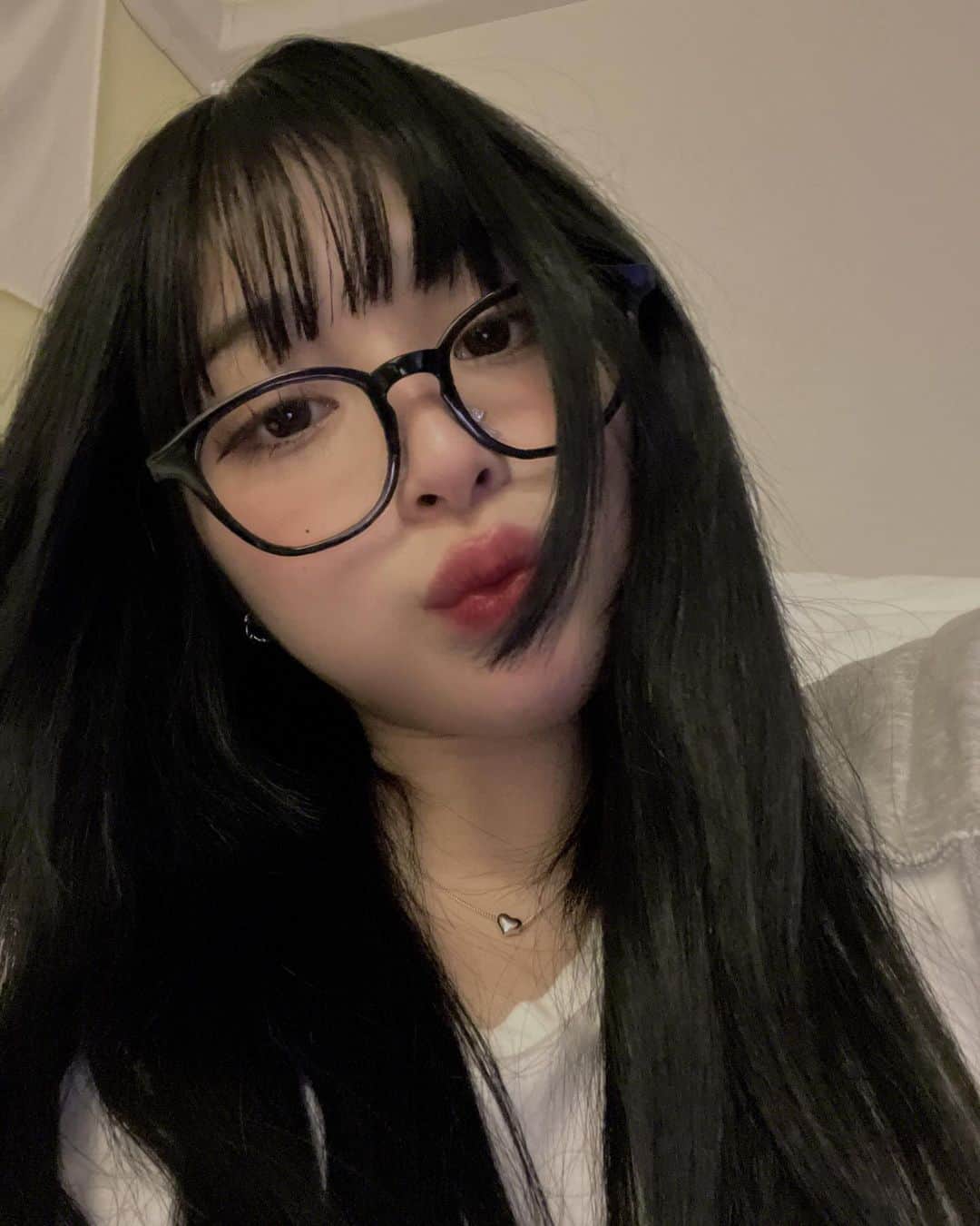 すずのインスタグラム：「👓🩶  皆のアイコン候補にどうかな、なんておもって自撮りした＾＾」