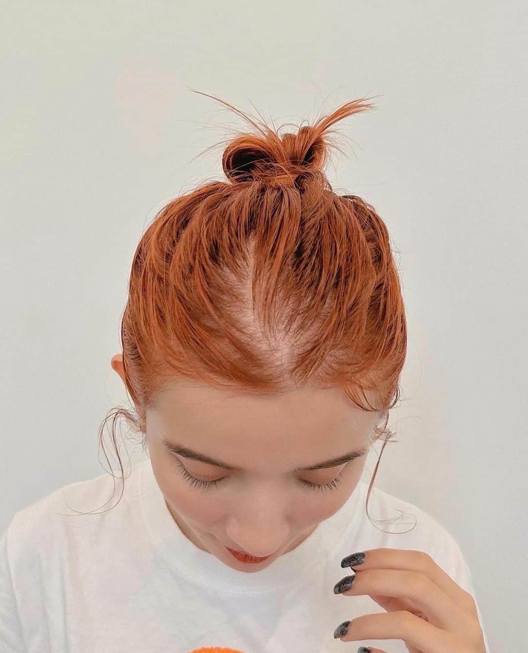 Momoのインスタグラム：「. オレンジ🍊🧡 . .  . ✔️画像を保存してカウンセリングの 時にみせてください♡♡ .  イメージを変えたいけど短くするのも ブリーチをするのも勇気がいる🥺 . そんな方にも幅広くその方にあった提案 をさせて頂き一緒におしゃれを楽しみましょう♡ . ブリーチカラーは【ケアブリーチ】を 推奨しております♡ . ケアブリーチは従来よりも髪の毛への ダメージが94%cutされます！ . ブリーチなしのダブルカラーも 提案させて頂きますのでぜひご相談ください♡ . GARD/ëN (ガーデン／エン) . 場所は表参道♡♡ こだわりのつまったお店で ぜひお会いできるのを楽しみに お待ちしております♡♡ . . ご予約はTOPからご予約サイト に飛べます✈︎♡(料金もそちらを参考に) . ご新規様も喜んでお待ちしております♡ . お電話.DMからも受け付けております♡ (DMは返信が遅くなる可能性が ございますのでそちらご了承下さい🙇‍♀️)  . .  〒150-0001 東京都渋谷区神宮前5-39-2 2F . TEL☎︎ 03-6712-5995 . 表参道駅から徒歩5分🚶🏼‍♀️(A1出口) ( 銀座線/千代田線/半蔵門線 ) . . 月 定休日 火・水　11:00〜20:00 木・金　12:00〜20:30 土　10:00〜19:00 日　10:00〜19:00 祝　10:00〜19:00 . . ぜひ、ご予約お待ちしてます♡♡ . codeアカウントはこちら   @__cd.momo____________ ♡ . ぜひフォローしてください♡ .」
