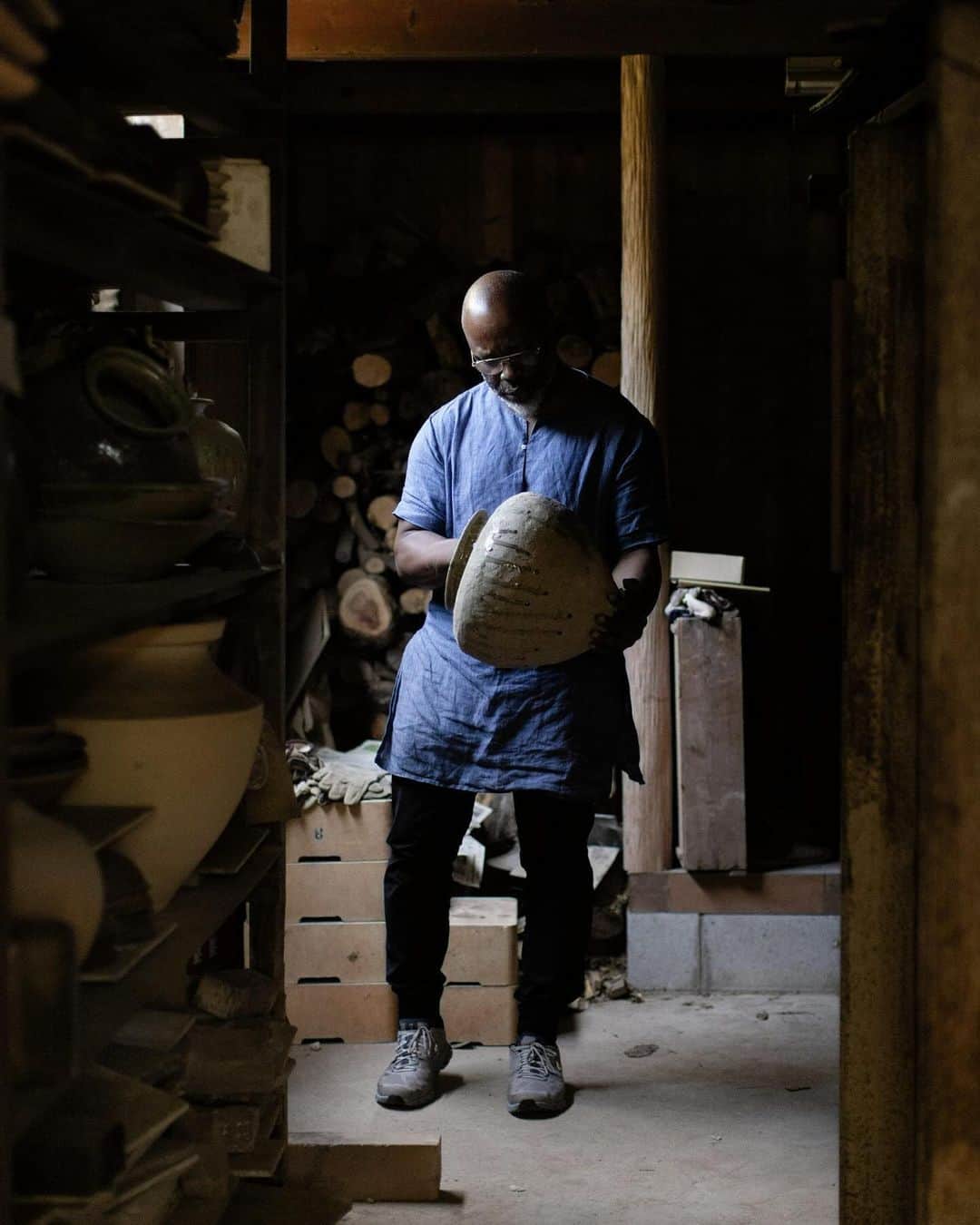 のインスタグラム：「Congratulations to Theaster Gates (@theastergates), who has been named number seven in this year's “ArtReview” Power 100 list! Throughout his career, Gates has incubated compelling new models for legacy building, social transformation, and art making. Encompassing sculpture, painting, ceramics, video, performance, and music, his art both derives from and sustains ambitious urban renewal project.  This year, Gates's accolades include a solo show at Luma Arles, France; a series of projects for the Venice Architecture Biennale; and a permanent installation in Chicago. His wide-ranging practice has also been recognized with both the Isamu Noguchi Award and the Vincent Scully Prize in 2023. __________ #TheasterGates #Power100 #Gagosian @artreview_magazine Theaster Gates. Photo: Wyatt Conlon (@wyattnaokiconlon)」