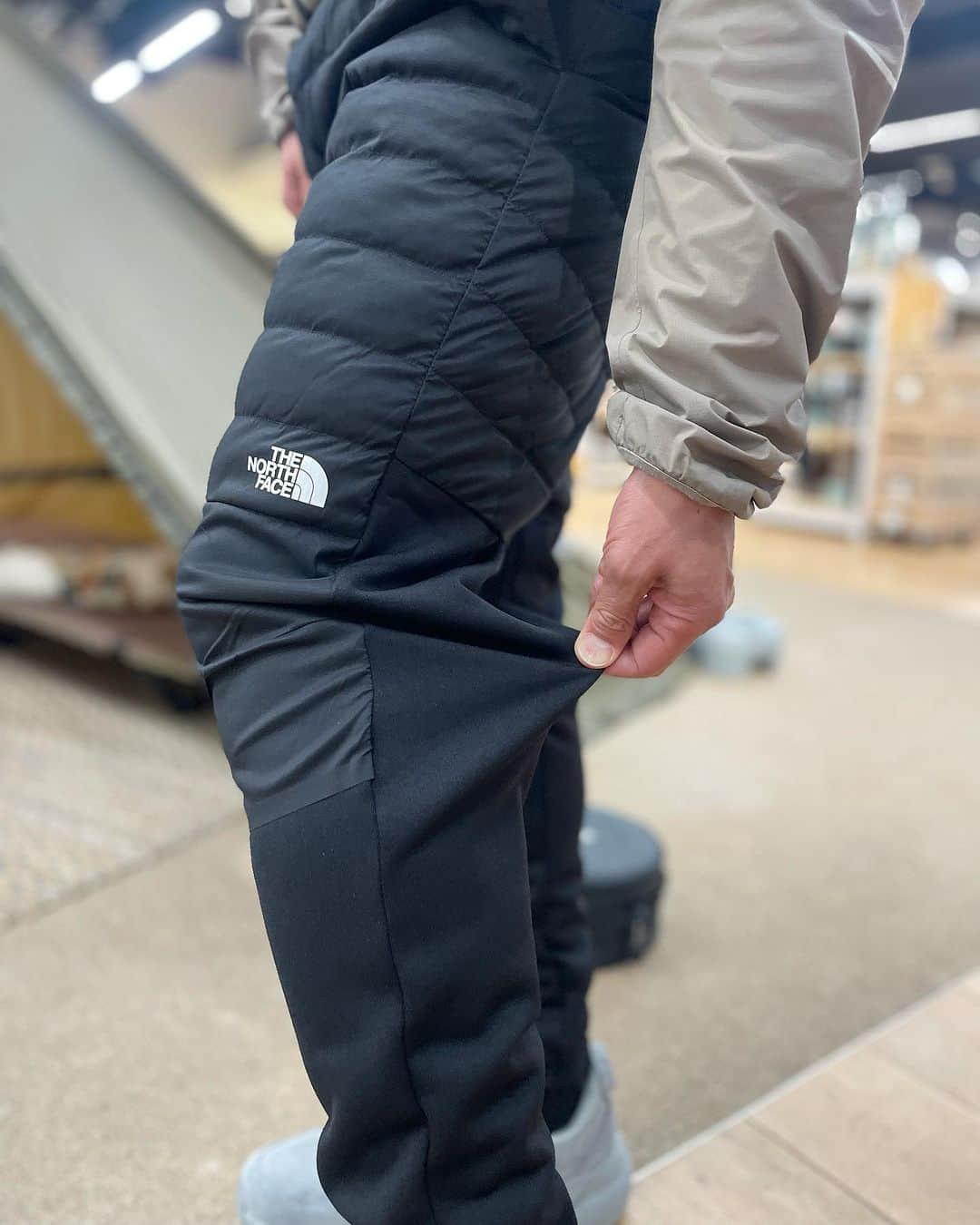 SUNDAY MOUNTAINさんのインスタグラム写真 - (SUNDAY MOUNTAINInstagram)「【人気のthenorthface Red Run Long Pant遂に入荷！】  中綿入りでありながらスッキリラインの高機能保温パンツ。  ランニング、普段履きからゲレンデまで守備範囲の広さハンパないファンが多いアイテム🙌🙌  もともとランニング用に作られているので、ストレッチ性、 軽さ保温性が高いです♪  スノーウェアの下に履くにも最高です🙌 滑り終わったらスノーウェアパンツを脱いじゃうだけで着替え完了◎  タウンユースでは裾が細身なのでブーツインもできて便利◎ ヘビロテパンツになる事間違い無し！ 是非当店にてご覧下さいませ♪ 一一 ▶︎thenorthface ▶︎ Red Run Long Pant ▶︎商品型番 NY82395  Fabric	＜表地＞PERTEX QUANTUM ECO 20D Ripstop（ナイロン100％）＜中わた＞THERMOBALL BIO（ポリエステル100％）＜股下・膝下＞Versa Active ECO（ナイロン50％、ポリエステル45％、ポリウレタン5％）＜裏地＞Recycled Nylon Taffeta（ナイロン100％） Function	生分解性中わたTHERMOBALLBIOを採用／左右脇ポケット仕様／後腰中央ファスナー付ポケット／ウエストスピンドル仕様／リフレクターロゴ  「PRIMALOFTBIO」をボール状に集積させた「THERMOBALLBIO」を腰まわりと太ももに封入。 嵩張ることがなく、効果的な保温力を発揮中わたのTHERMOBALLBIOは、生分解性をもつ100％リサイクル材で、環境にも配慮した素材。 多少の雪や雨に対応するはっ水加工済み。後ろ腰中央に、スマートフォンサイズの小物が収納できるファスナーポケットを配備。  #THEGATE #thenorthface #ノースフェイス #running #暖パン #インナーパンツ #wintersport  #ボード #スキー #中綿パンツ #outdoorfashion」12月1日 21時21分 - sundaymountain