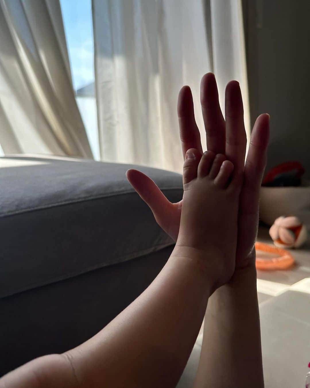 ARISA（和田有沙）さんのインスタグラム写真 - (ARISA（和田有沙）Instagram)「赤ちゃん感満載の次女👶🏻💖ㅤㅤㅤㅤㅤㅤㅤㅤㅤㅤㅤㅤㅤ ㅤㅤㅤㅤㅤㅤㅤㅤㅤㅤㅤㅤㅤ ずっと赤ちゃんでいてほしい🥹  #1歳1ヶ月#年子#年子姉妹#姉妹#年子育児#年子ママ」12月1日 21時21分 - wadaarisa