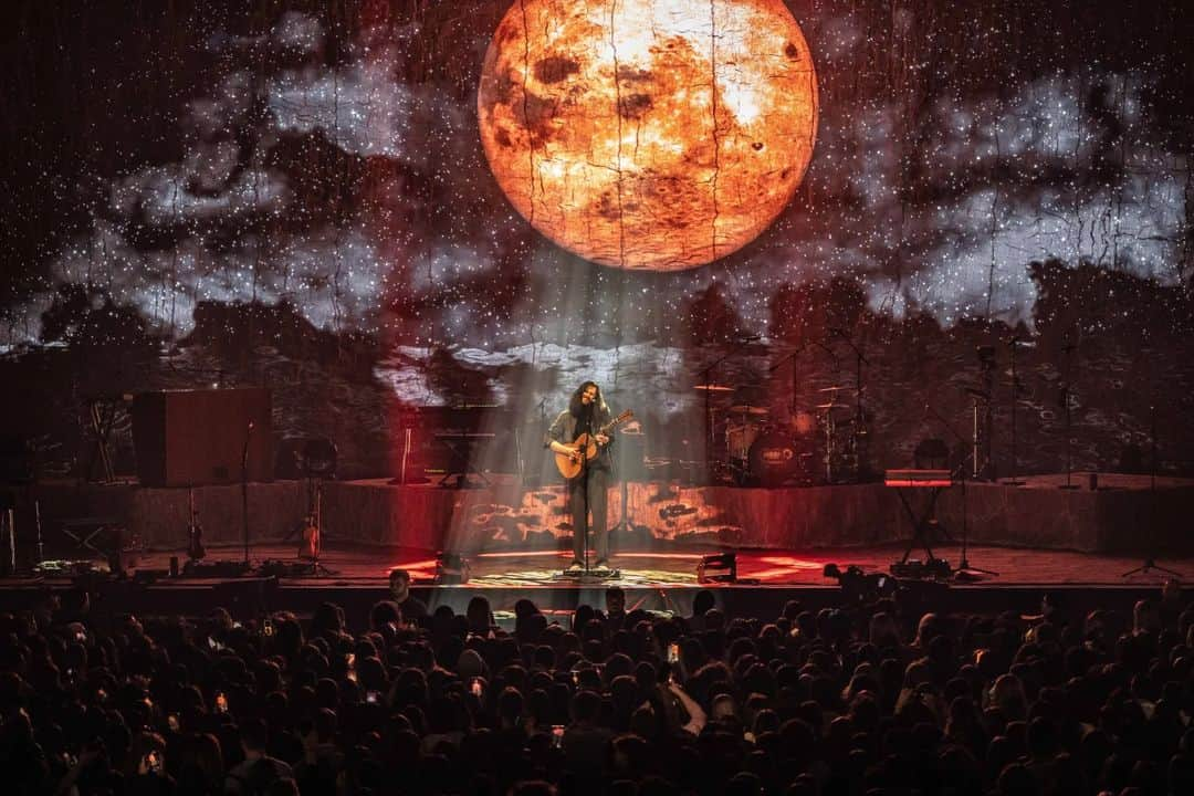 ホージアさんのインスタグラム写真 - (ホージアInstagram)「Paris, thank you for putting a massive smile on all of our faces. It was a total joy being back in this city and playing to my largest crowd here yet. Merci Beaucoup 🖤   📸 @ruthlessimagery」12月1日 21時22分 - hozier