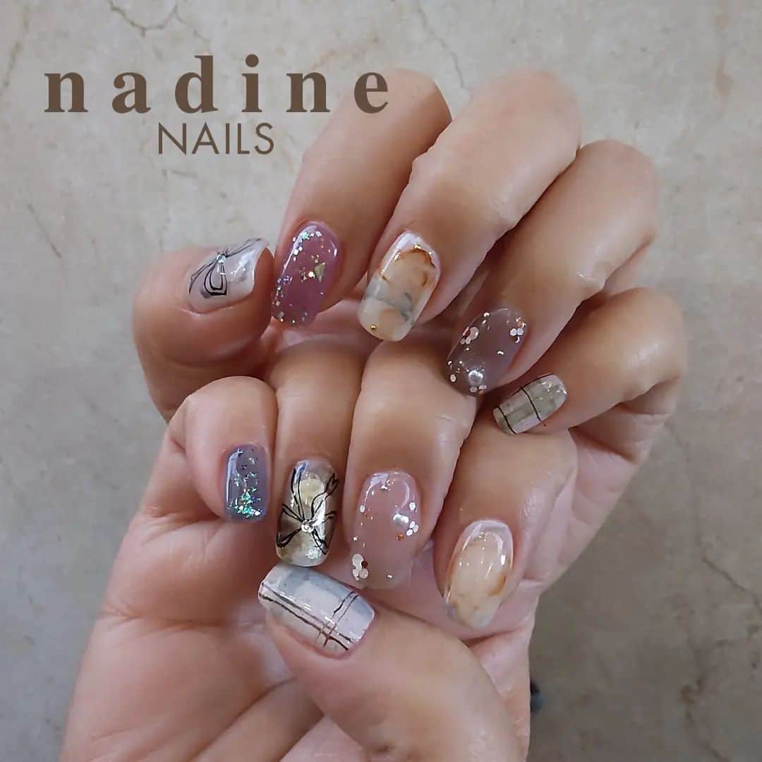 nadineNAILSさんのインスタグラム写真 - (nadineNAILSInstagram)「色々なデザインの組み合わせなのに凄いまとまっていて可愛かったです♡手描き風リボン可愛い😍  持ち込み画像アレンジになります😚  #nailart #nailstagram #nails #art #instnailstyle # #japanstyle  #originalnails #gold#silver#美甲 #gelnails #gel甲 #ニュアンスネイル#girlsfashion #ミラーネイル  #clearnails #フレンチネイル#リングネイル #ワンホンネイル#pedicure #スキニーフレンチネイル #秋色ネイル#マグネットネイル#グラデーションネイル#韓国ネイル#韓国コスメ#パールネイル#クリアネイル#リボンネイル  nailsheet @lavankomono」12月1日 21時32分 - nadine_nails_