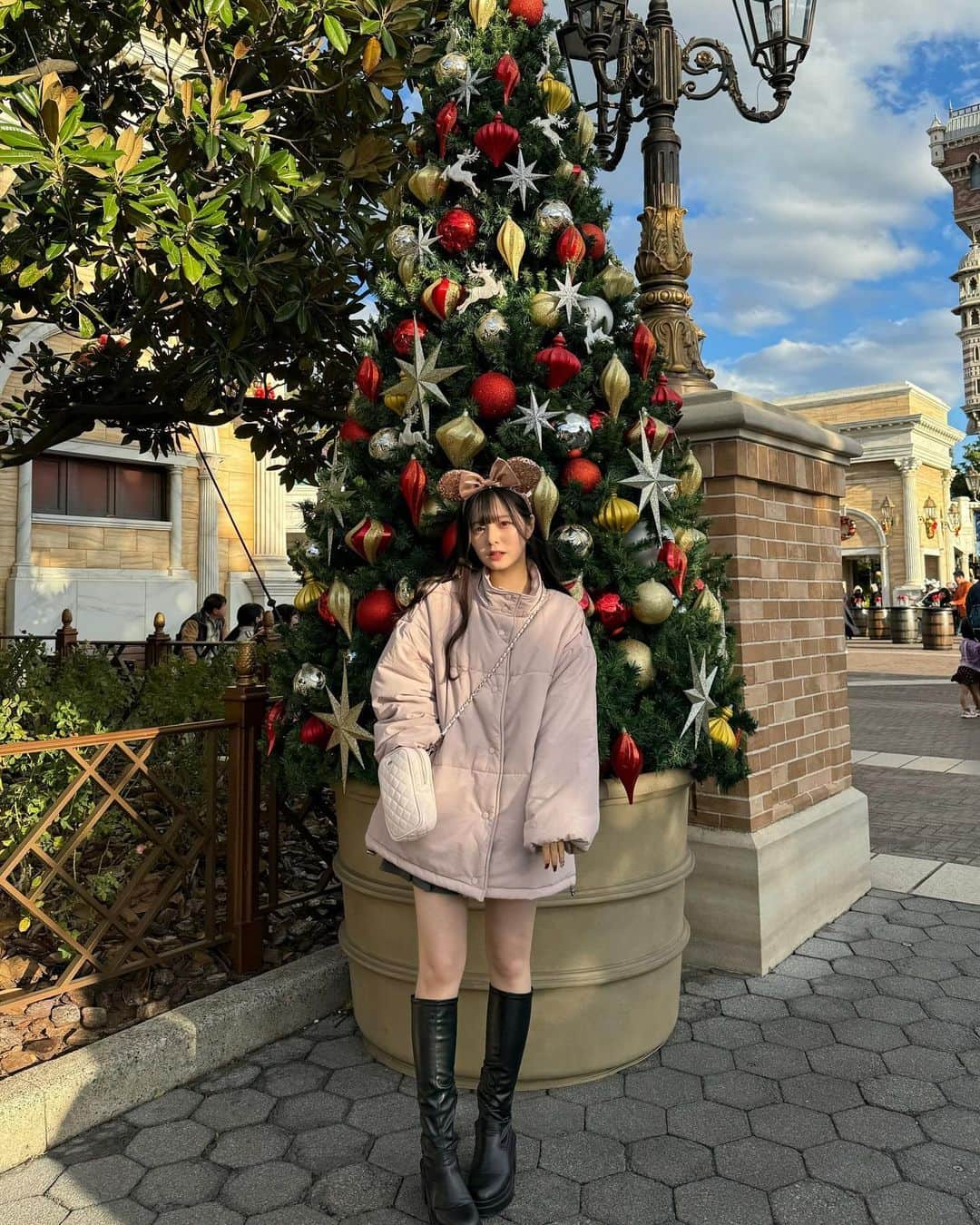 石川涼楓さんのインスタグラム写真 - (石川涼楓Instagram)「今日から12月ですね、あっという間~ 今月も一緒に頑張りましょう☺️ ・ ・ ・ ・ 写真はディズニーの時のだよ🧸 クリスマスディズニーあと2回は行く予定✌︎」12月1日 21時24分 - suzuka__0510