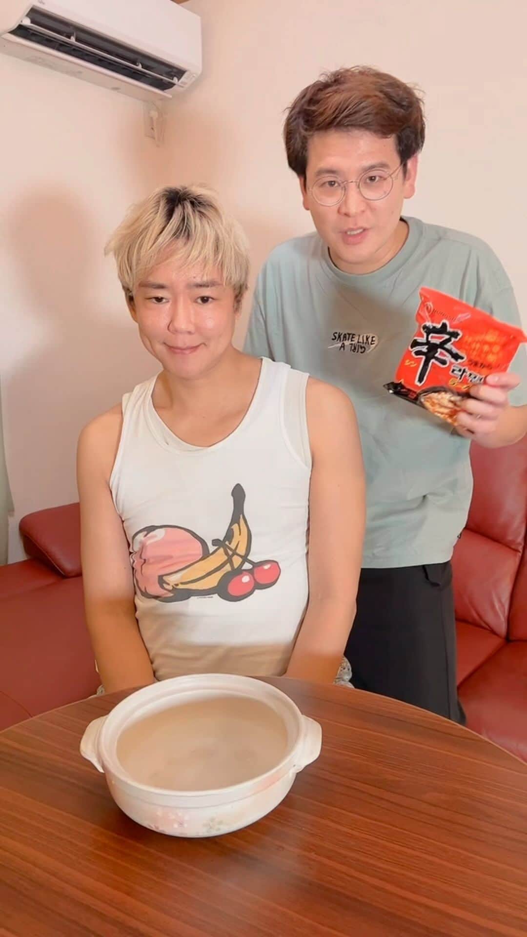 のインスタグラム：「右左どっち？選んだ方で土鍋で煮込んだら〇〇できた #楽しんご #右左どっち #funny #コレキヨ #funnygames #noodle #food」