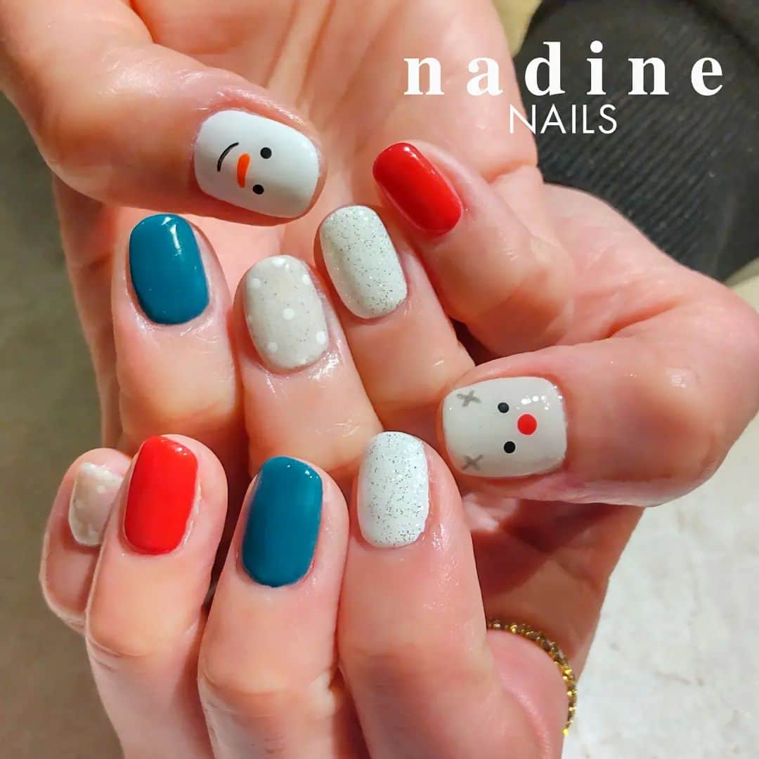 nadineNAILSさんのインスタグラム写真 - (nadineNAILSInstagram)「可愛かった#クリスマスネイル　♡♡ 持ち込み画像アレンジになります😆  #nailart #nailstagram #nails #art #instnailstyle # #japanstyle  #originalnails #gold#silver#美甲 #gelnails #gel甲 #ニュアンスネイル#girlsfashion #ミラーネイル  #clearnails #フレンチネイル#リングネイル #ワンホンネイル#pedicure #スキニーフレンチネイル #秋色ネイル#マグネットネイル#グラデーションネイル#韓国ネイル#韓国コスメ#パールネイル#クリアネイル#クリスマスネイル  nailsheet @lavankomono」12月1日 21時26分 - nadine_nails_