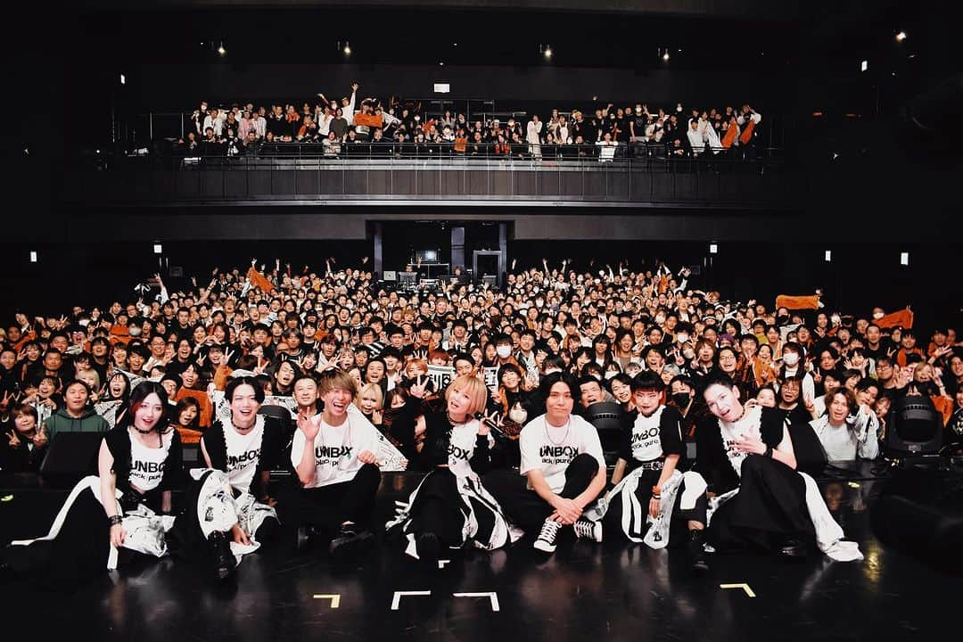 REOLのインスタグラム：「#UNBOX TOUR / ver black🐦‍⬛ at ZEPP FUKUOKA  UNBOX black二夜目は福岡にて！みんなの感情が、声が、想いが呼応して最高の夜行になりました　来るたび愛が増す福岡、色んな完成形をみせてくれてほんとにありがとう　今夜のMVPは紛れもなくあなたたち、ラブユーオール❤️‍🔥  次回black公演は名古屋行き、そして遂に明日はpure初日公演大分行きでございます お乗り間違えのないようにご注意ください  わたしたちのUNBOXはつづく！🗃️🗃️🗃️ #Reol黒箱」