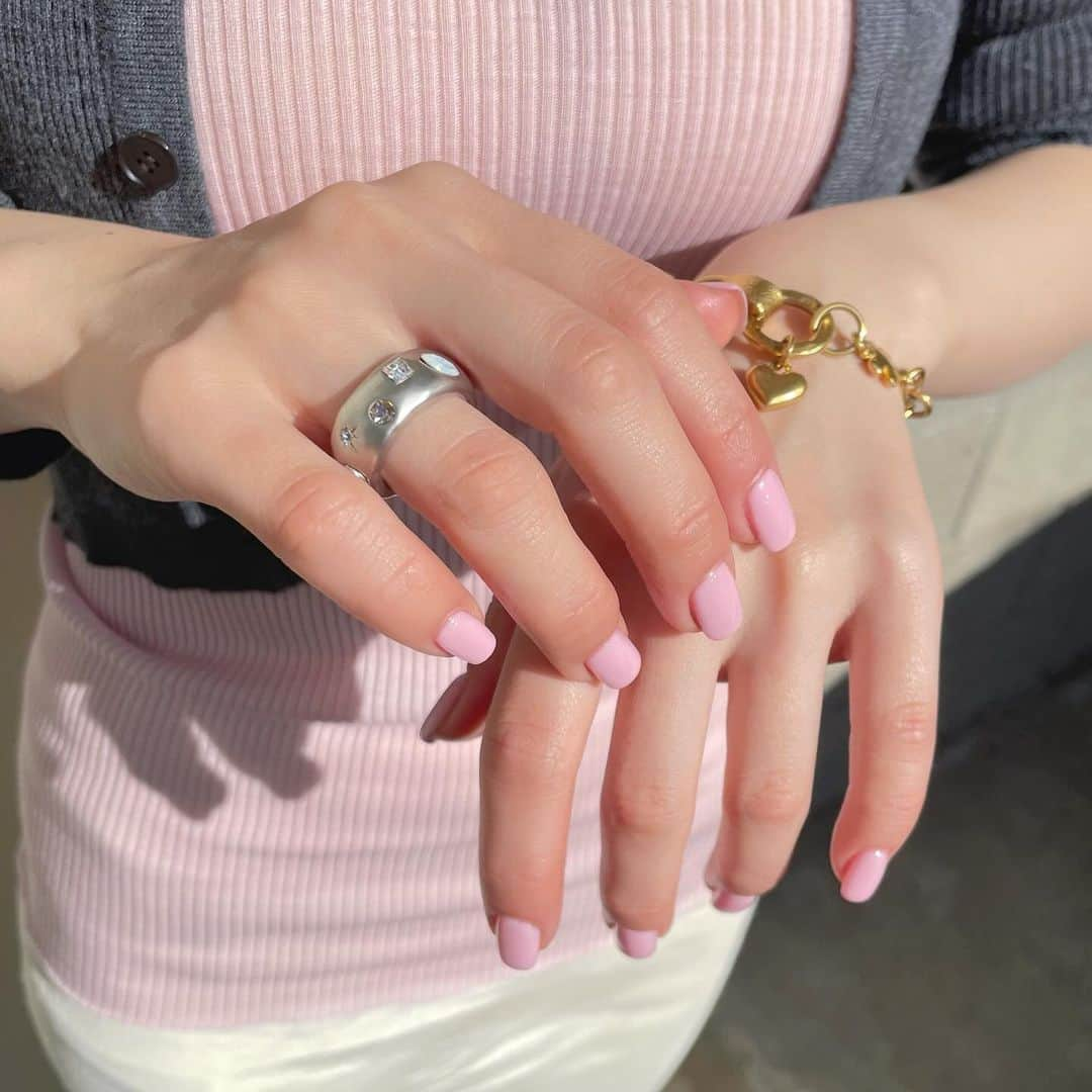 YochiMiku のインスタグラム：「ベビーなpink nail🎀  リボンとかレースとかと合わせてナチュラルなんだけど少しガーリーで華奢な感じも混ぜたい気分🥄」