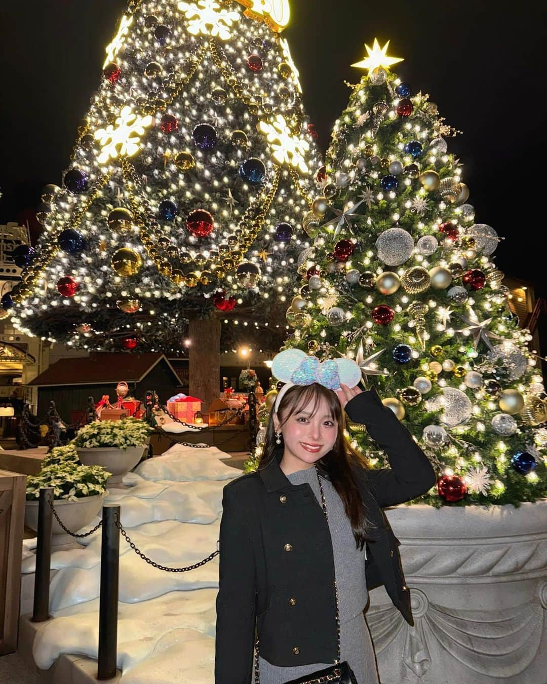 勝又彩央里のインスタグラム：「12月〜！✨  少し前にクリスマスディズニー🎄🐭🤍 キラキラな夢の国最高すぎた！！  そして、YouTube始めました！ ゆっくりやっていく予定です🐶 チャンネル登録待っています！！！🤍 プロフィールのURLかストーリーのハイライトから登録してね！  #ディズニー #ディズニーシー #ディズニーコーデ #ディズニーランド #夢の国 #tokyodisneyresort #tokyodisneyland #tokyodisneysea #冬 #冬コーデ #過去pic #思い出 #クリスマス #クリスマスツリー #クリスマスコーデ #クリスマスディズニー #christmas #disney #ootd #tflers #夜景 #december #winter #night #youtube」