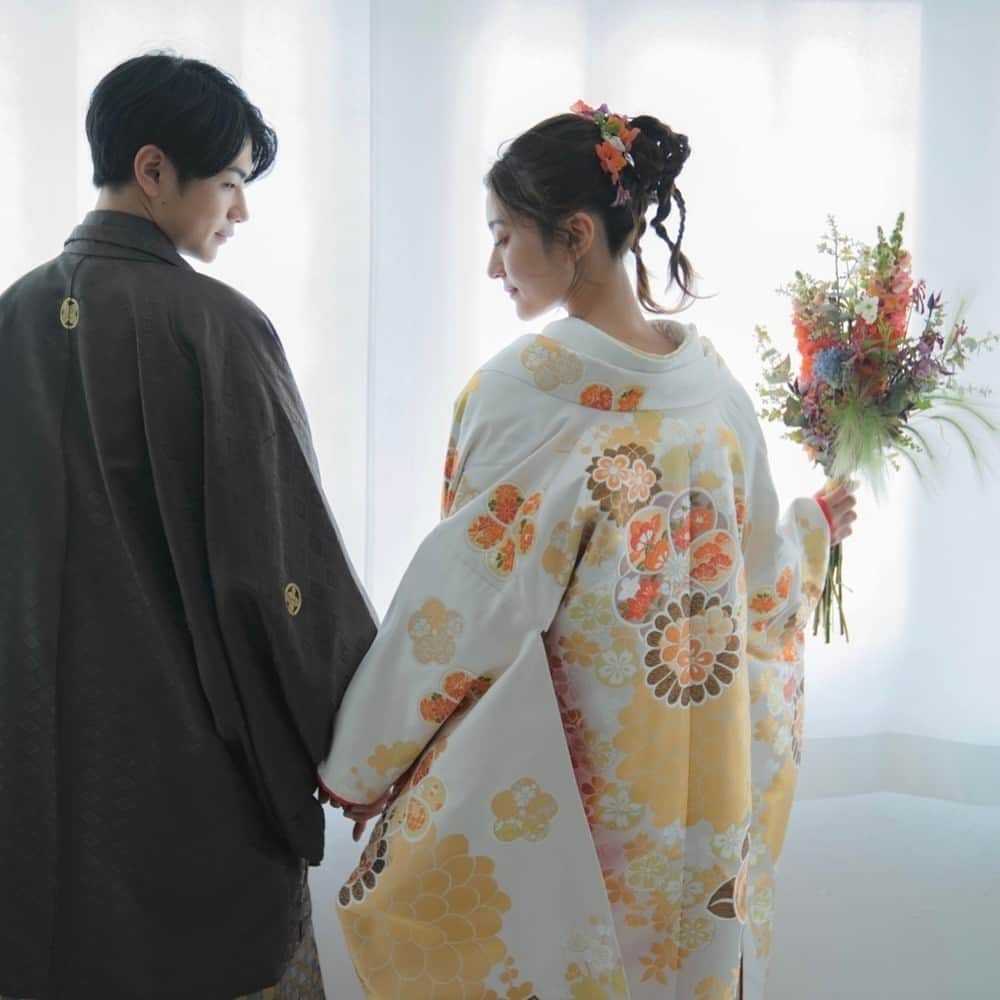 CLAIREのインスタグラム：「白基調の統一感の出るスタジオ💭  クレールのスタジオは、 和装と洋装、どちらにも合わせられるシンプルな背景になっております🕊  📍品川シーサイドスタジオ（ @claire.shinagawa ） ―——————————————— 『CLAIRE(クレール)』は、 現在、全国21店舗展開中のブライダルスタジオです💐  一生に一度の記念としてぴったりな さまざまなプランやロケーションスポットもご用意しております✨  ୨୧ 情報は公式HPへ ୨୧ こちらのプロフィール先のリンクからご覧いただけます♪ @clairebridalstudio  Come experience a romantic elopement at Claire Photo Studio! Please contact us via DM 🙂 ―——————————————— #クレールブライダルスタジオ #フォトウェディング #結婚式準備 #プレ花嫁 #卒花嫁 #和装ヘア #和装前撮り #前撮り #写真で結婚式 #白無垢 #着物 #ウェディングドレス #結婚写真 #結婚準備 #日本中のプレ花嫁さんと繋がりたい #ウエディングフォト #フォトウエディング #2023秋婚 #2023冬婚 #clairephotostudio #weddingphotography #weddingphotographystudio #elopementphotography #engagementphotos #japanwedding #japanelopement #weddinginjapan」