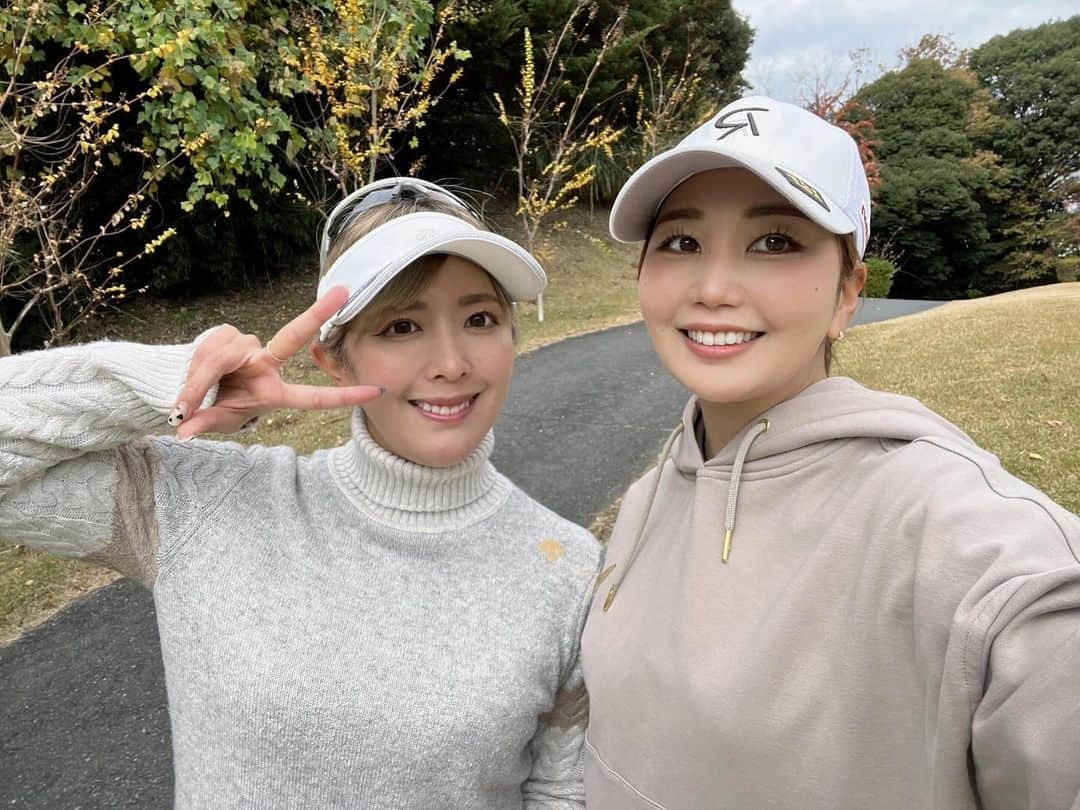 楠本彩乃 のインスタグラム：「. 🤎🤍🤎🤍🤎🤍 久々麻矢ちゃんとラウンド⛳️ プライベートは初めて？かも〜 すごくすごく楽しかった💖😉 今日1盛り上がったのは 最終ホールのあっち向いてホイからのグーパージャンケンw  . #ゴルフ #デサントゴルフ #ess」