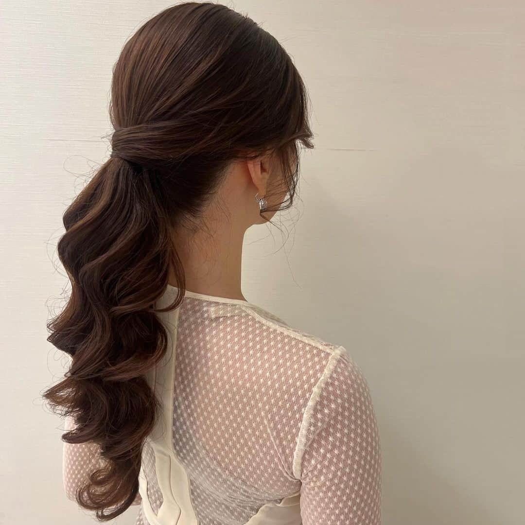 Tomoyo Kitamuraのインスタグラム：「お客様ヘアセット✨ タイトなローポニー  #ヘアメイク #プレ花嫁 #外注ヘアメイク #前撮り #2023冬婚  #ヘアセット #2023秋婚 #ヘアアレンジ #グラハイ花嫁 #パレス花嫁 #アンダーズ花嫁 #ウェスティン花嫁  #chanel  #シャネル #ウェディングドレス  #ウェディングヘア #前撮りヘア #dior #ローポニー　 #ポニーテール #2024春婚」