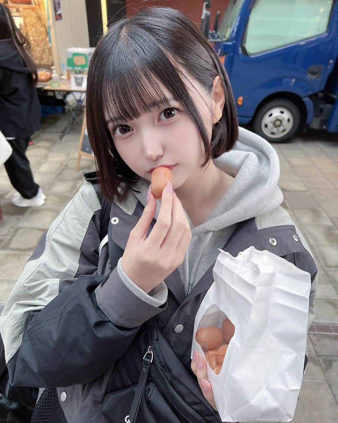 森下かのんさんのインスタグラム写真 - (森下かのんInstagram)「.  ベビーカステラ好きദി ᷇ᵕ ᷆ )♡  ・ ・ ・   #黒髪ボブ  #黒髪  #黒髪ショート  #黒髪女子  #色素薄い系メイク  #色素薄い系  #overprint  #オーバープリント  #fr2 #ジャージコーデ  #被写体  #被写体モデル  #モノトーン  #モノトーンコーデ  #白黒コーデ  #カジュアル  #カジュアルコーデ  #韓国ファッション  #ストリートファッション  #tシャツコーデ #ストリート系女子  #パーカーコーデ  #パーカー女子 #自撮り界隈  #自撮り女子 #いいね返し #오오티디 #followme」12月1日 21時32分 - kanon_nagase