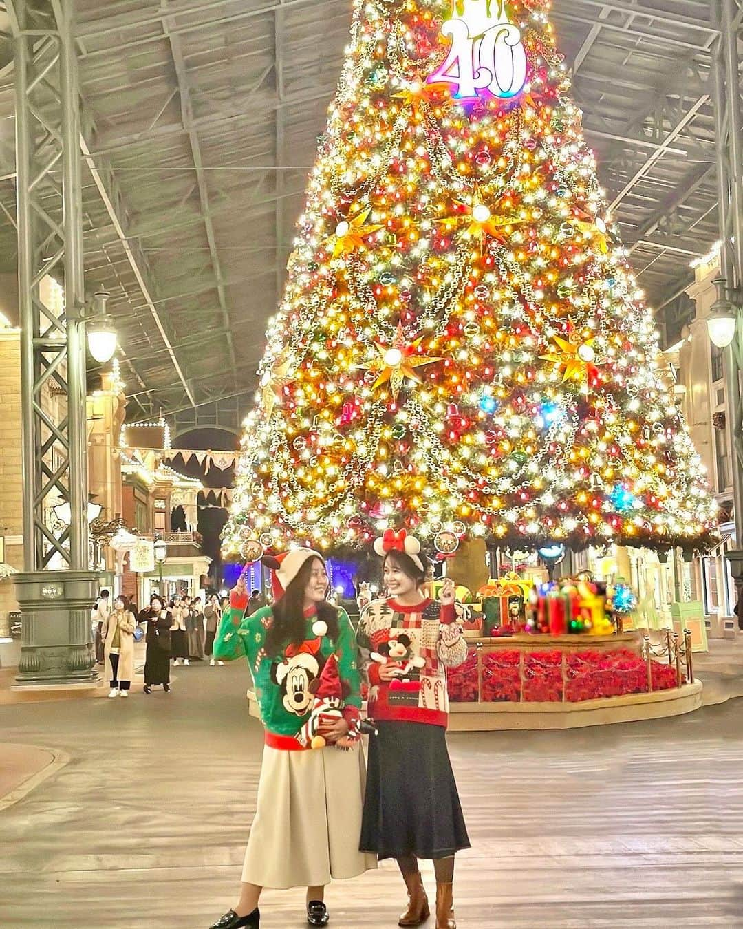 浅井麻里さんのインスタグラム写真 - (浅井麻里Instagram)「🎄ディズニーランド貸切パーティー🎄 ⁡ ディズニーランド貸切パーティーでの写真の続き📸 (JAL主催 プライベート・イブニング・パーティー2023) 動画の方は、再生回数なんと90万回に迫ってて びっくり…！✨😳 ⁡ たくさんの人が見てくれたり、いいねやコメントくれたり、 フォローしてくれたりして嬉しい❤️🥰 ⁡ このツリーの周りに、こんなに人がいない 貴重なショットが撮れて楽しかった✨🎄 ⁡ ショー 「クラブマウスビート」で、 ミッキーからミニーへのちゅっ💕がイケメンだったから 2シーンの動画のせとく♬😘 ⁡ ⁡ #東京ディズニーランド #ディズニーランド #東京ディズニーリゾート #ディズニークリスマス #クリスマスディズニー #disneyChristmas #disneyland #tokyodisneyland #tokyodisneyresort #クリスマス#ディズニークリスマス2023 #ディズニーフォト #東京ディズニー #disneygram #ディズニーランド貸切 #ディズニー貸切 #プライベートイブニングパーティー #東京ディズニーランド40周年 #ディズニー40周年 #JAL貸切 #クリスマスツリー #クリスマスイルミネーション #Christmasdisney #クラブマウスビート #ミッキーマウス #castle_friend_land」12月1日 21時33分 - mari_asai_625