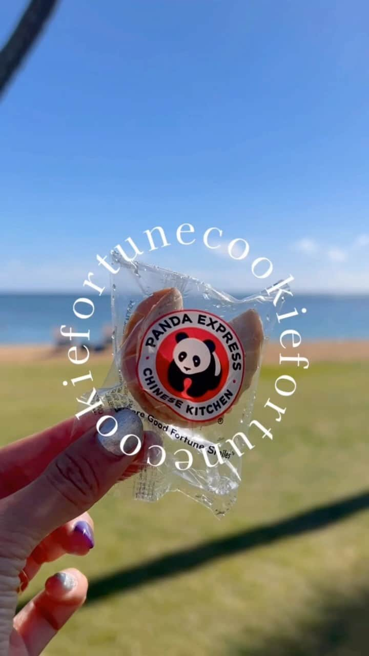 平アスカのインスタグラム：「Hawaiiでパンダエクスプレス🐼 🇨🇳🥠🇺🇸 @officialpandaexpress  @pandaexpressjpn  to goしてビーチで海を見ながらペロリ😋 つい食べたくなっちゃうときあるよね〜🥹 フォーチュンクッキー、は "あなたの鋭いユーモアのセンスに、友人たちは大喜び" だって😝💗haha . お仕事でも携わらせていただいているパンダエクスプレス🐼 来週は楽しみなことがあるよ〜🥰 会社の方たちとコツコツ準備中、、、💭 #pandaexpress #pandaexpressjpn #japan #hawaiitrip #hawaii  #americanchinese #パンダエクスプレス　#wheregoodfortunesmiles #ハワイ #ハワイ旅行」