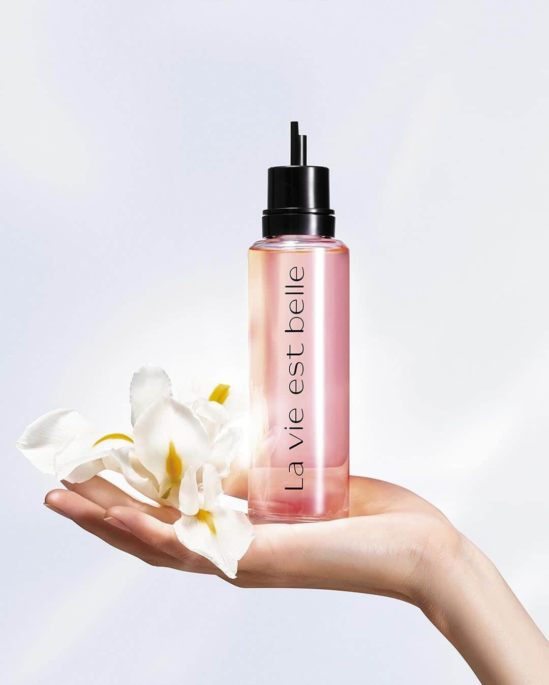 Lancôme Officialのインスタグラム：「The most elegant combination reinforcing Lancôme’s sustainability efforts. By choosing a La vie est belle refill, you reduce the material’s consumption needed to create one fragrance bottle and can refill your fragrance twice using it.  #Lancome #Lavieestbelle #Fragrance #Refill」