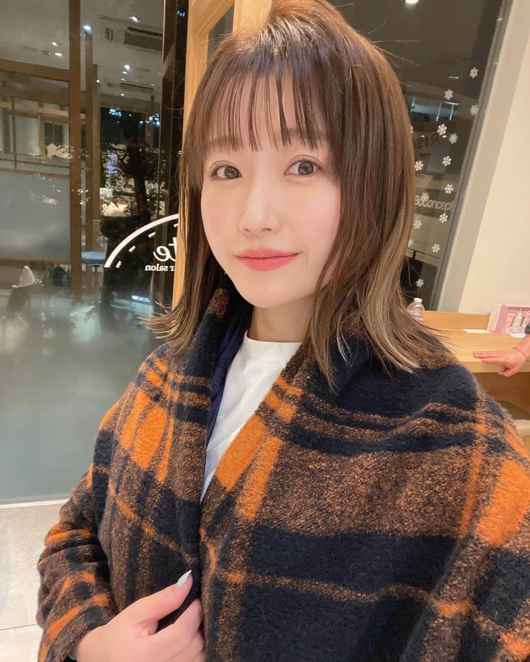 津田麻莉奈さんのインスタグラム写真 - (津田麻莉奈Instagram)「New hair…✂︎ 美容室行ってきましたー！  カット、カラー、トリートメント、前髪ストレート 今回もお気に入りです！いつもありがとう♡ セットで使ってもらった @inioilab のヘアオイルもツヤツヤになって最高🫶  癒しの空間でたくさんリフレッシュして髪もキレイになって 年末まで仕事がんばれそうです！  ▶︎Arigate 代官山 @arigate_official   ▶︎Cutかいみょん @arigate_kai  @junyakai_arigate   ▶︎Colorアツシさん @ari.gate_uchida.atsushi   −−−−−−−−−−−−−−−−−−−−−−−−−−−−  #arigate #アリゲート #外ハネボブ #結べるボブ #インナーカラー #インナーブリーチ #ボブ #アリゲートさん #いつもありがとうございます #いい美容室です #代官山美容室 #まりなる #津田麻莉奈」12月1日 21時34分 - tsudamarinal