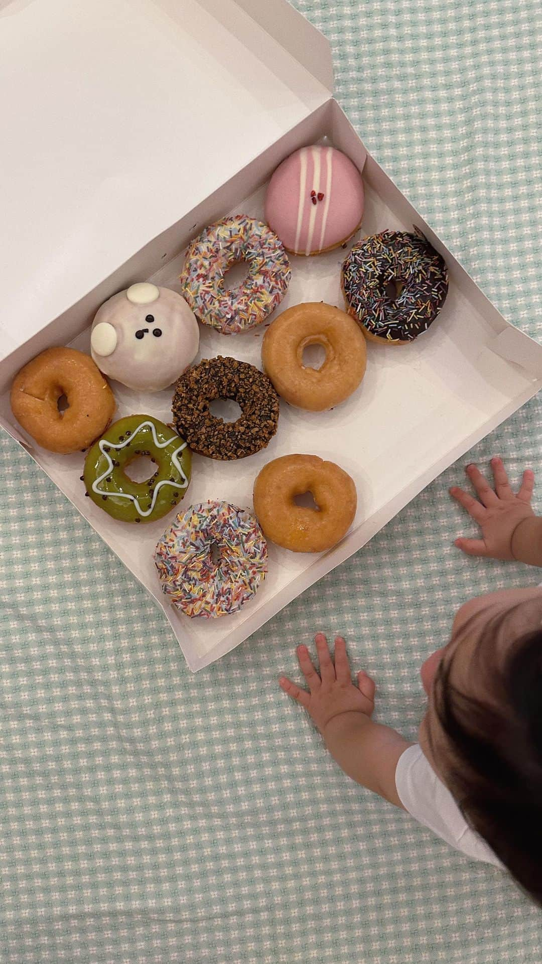 岩渕加恵のインスタグラム：「w i t h 🍩 💕 🍩 💕 🍩 この一年間クリスピードーナツと共に 月齢フォトを撮り溜めてきた翠たま👶🏻🌷  こんなにむっちむちだったっけ〜？😳🤣ってw  今振り返ってもすでに懐かしくて このリール作っててなんか泣けてきた🫶🏻  ずっと向き合ってると自分の思うように時間が使えないことの方が多かったり、どうしてもイライラしてしてしまったりするけど、そんな時こそぎゅ〜ってして気持ちリセットさせてもらってる💞  だからいつまでもぎゅ〜させてね💞お願いねっ🤝🏻😗  かけがえのない毎日をほんとにありがとう🌷  ギャルでお調子者で、ちょっと人見知りな翠たま、 これからも思いっきり暴れてくれ〜い🌈🫶🏻💞  #月齢フォト #一年間の思い出♡ #ドスコイ翠たん見つけてねっ♡」