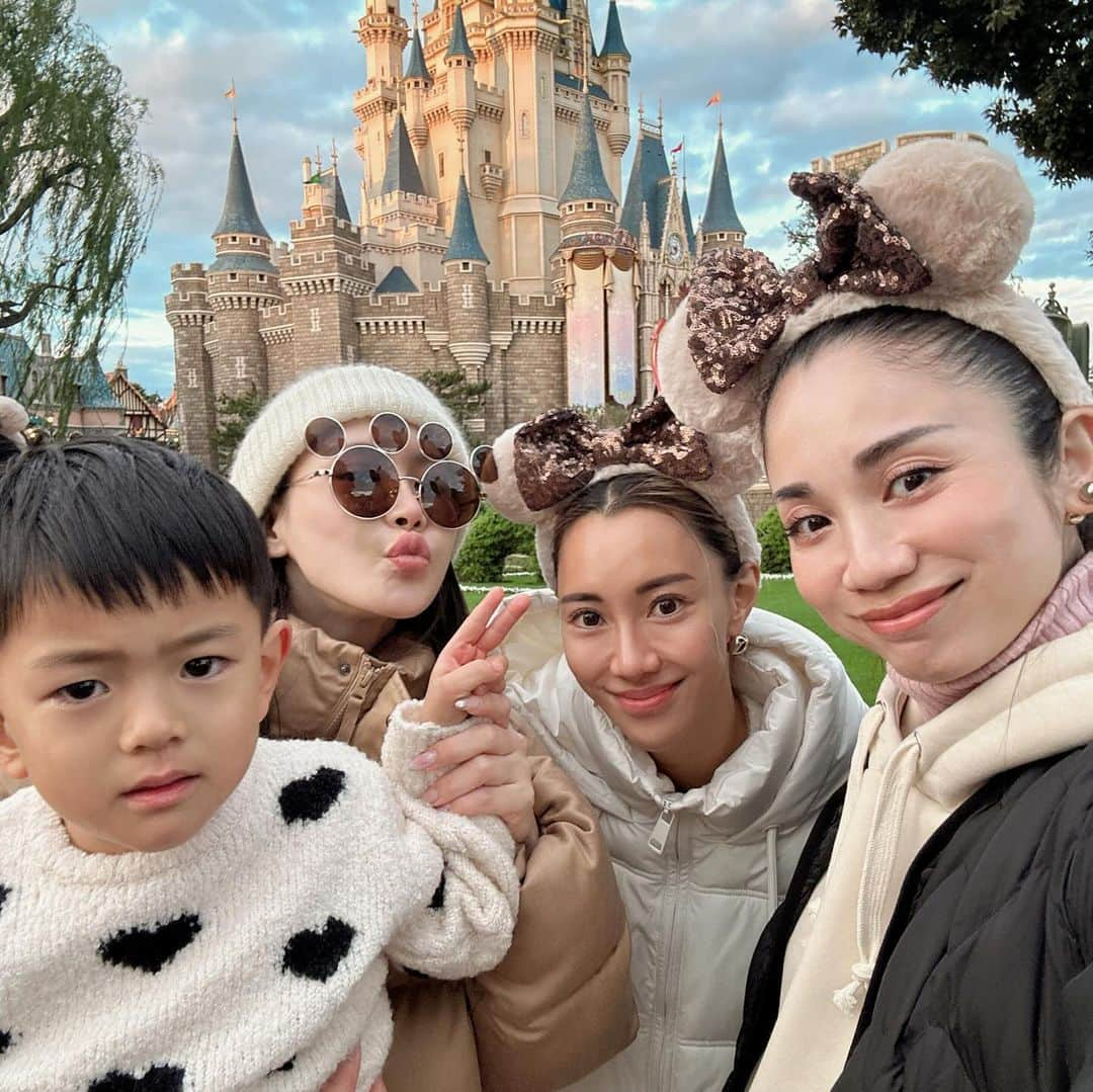 EMIのインスタグラム：「Disney Landに行ってきたよ！！ ホワイトコーデで⛄️✨✨ まなたくはお揃いのお洋服♡♡  混んでたけどたくさん乗り物乗れたし タイミングよくパレードも花火も見れて オープンからクローズまで居ちゃった🤗🤗  花火はイッツアスモールワールドの前で見るのが めちゃくちゃオススメ🎆  トゥーンタウンは遅めの時間から行けば 並ばずに乗れるよ✨✨  大人になっても永遠の夢の国でした♡  #disney #disneyland #family #mickymouse #whitecode #fashion #ootd #mysons #夢の国 #ディズニー #ディズニーコーデ #子連れディズニー #花火」