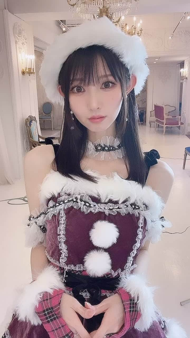 璃波のインスタグラム：「12月もよろしくお願いします！  一足早くサンタコスしたよ♡🎄  #サンタ #サンタコス #クリスマス #クリスマスコスプレ #xmas #malymoon #マリームーン #撮影 #撮影会 #撮影会モデル #japanesegirl #cosplay #cosplaygirl #photooftheday #selfie #followme #셀카 #촬영 #좋아요환영 #コスプレ #コスプレイヤー #璃波」