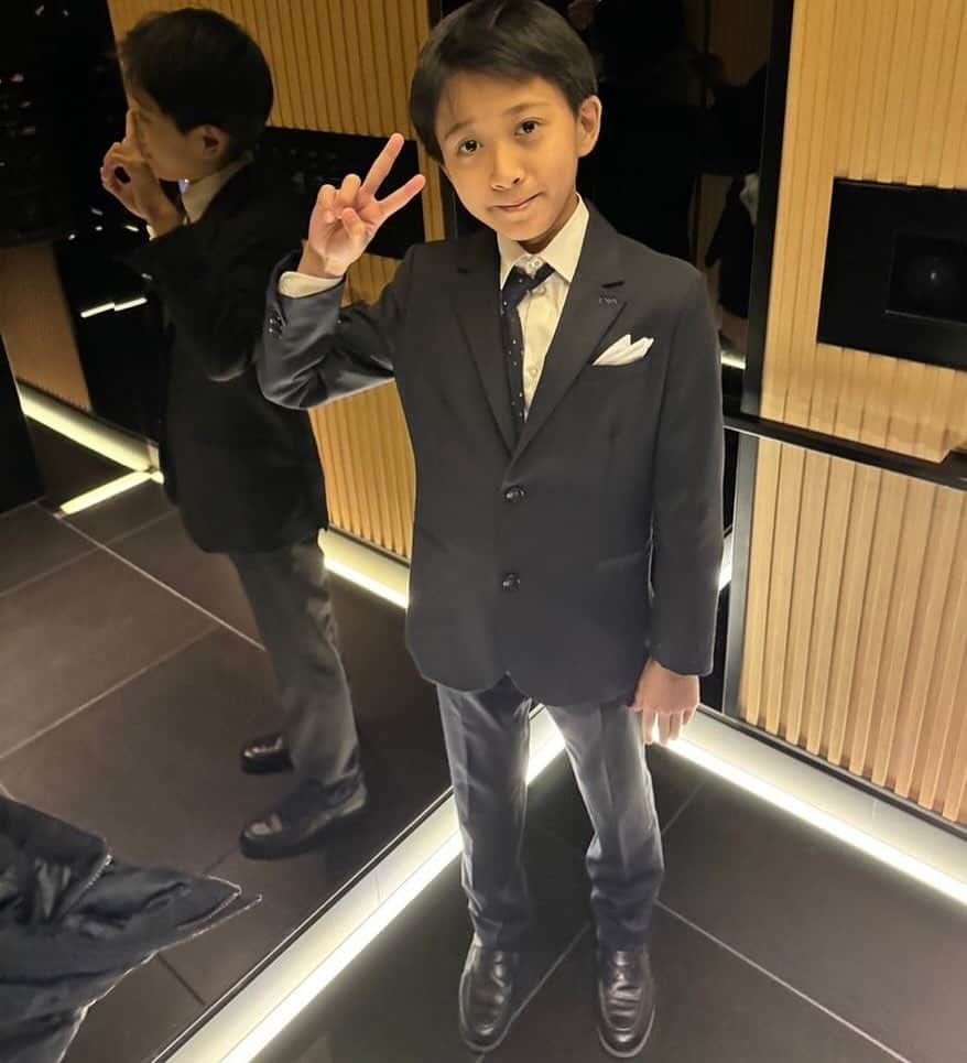 市川海老蔵 （11代目）のインスタグラム：「* Still not used to ties yet my boy, so let’s practice how to wear it straight…  ネクタイ慣れてないからね、  真っ直ぐにする練習してね、、  #市川團十郎白猿 #市川海老蔵 #海老蔵  #市川新之助 #成田屋 #歌舞伎 #成長記録 #子育てぐらむ #子供のいる暮らし #子どものいる暮らし #子育て日記 #三千世界 #children #childphotography #daughter #son #ABKAI #ABMORI #ebizoichikawa #ebizo #kabuki #thunderparty #theater #theaterarts #actor #japan #classic」