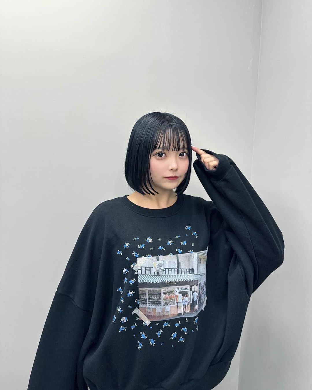 のインスタグラム：「♠️♠️ . tops→ @littlesunnybitestyle  skirt→ @3.3fieldtrip  . 珍しく全身まっくろ☁️☁️こういうトレーナーとてもすきーー！ビッグサイズが落ち着くーーー！けどアウターこまる！！！！」