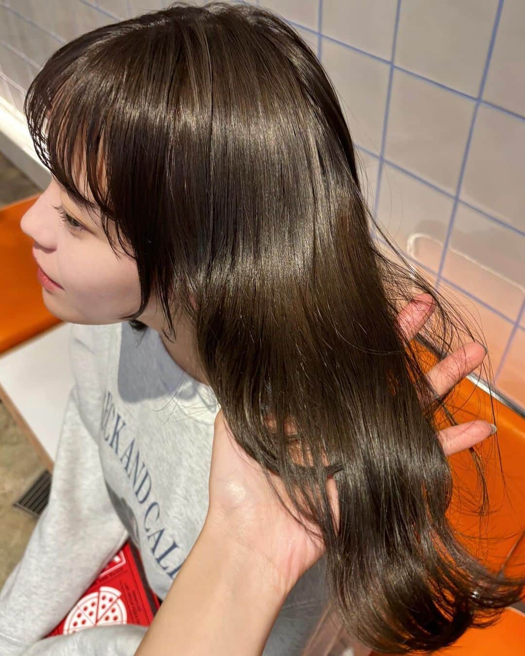 宮原響さんのインスタグラム写真 - (宮原響Instagram)「#newhaircolor 🦌 . 前回ブリーチをしたので 今までよりも“透明感のある”暗髪に🪮！！ 心なしか肌が白く見えましてお気に入り😌 クリスマスなどお出かけが増えて 写真に写る機会も多くなる時期ですし 是非お揃いにしましょう🏷️！♡ . そして、いつもお願いしている 大好きなまおさん（ @maotty0609 ）🌟 店長へのご就任本当におめでとうございます♡ @rohe_by_deco でさきさん（ @saki.a__ ）にも 久しぶりにお会いできて本当に幸せ！！ これからもずっと、よろしくお願いします🤲🏻❤️ . #透明感カラー #暗髪カラー #クリスマス #垢抜けヘア」12月1日 21時49分 - re_s08m