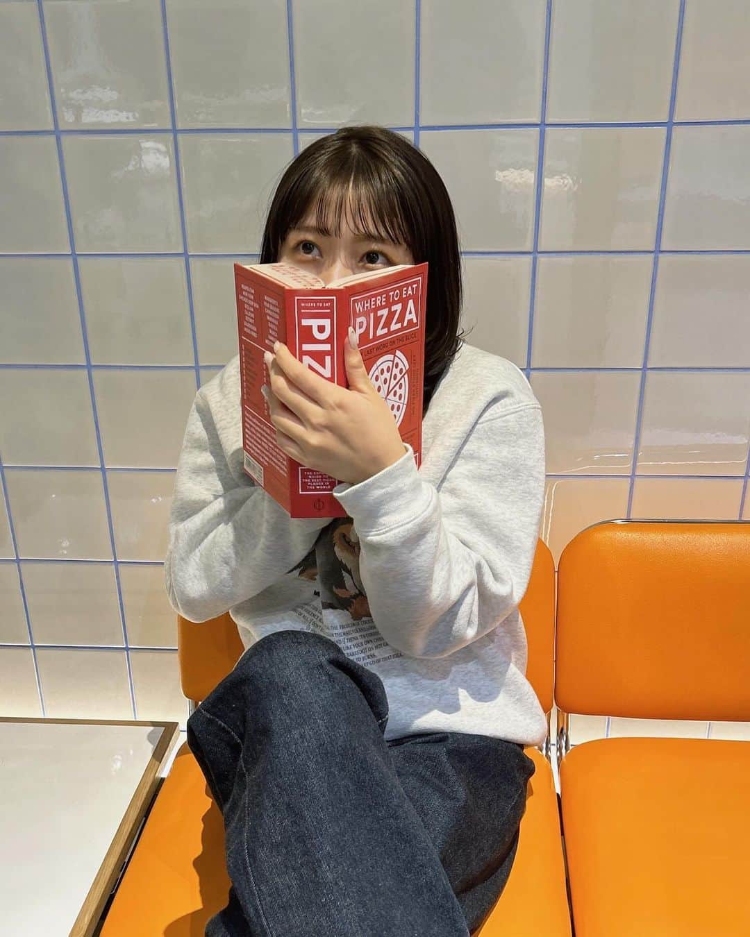 宮原響さんのインスタグラム写真 - (宮原響Instagram)「#newhaircolor 🦌 . 前回ブリーチをしたので 今までよりも“透明感のある”暗髪に🪮！！ 心なしか肌が白く見えましてお気に入り😌 クリスマスなどお出かけが増えて 写真に写る機会も多くなる時期ですし 是非お揃いにしましょう🏷️！♡ . そして、いつもお願いしている 大好きなまおさん（ @maotty0609 ）🌟 店長へのご就任本当におめでとうございます♡ @rohe_by_deco でさきさん（ @saki.a__ ）にも 久しぶりにお会いできて本当に幸せ！！ これからもずっと、よろしくお願いします🤲🏻❤️ . #透明感カラー #暗髪カラー #クリスマス #垢抜けヘア」12月1日 21時49分 - re_s08m