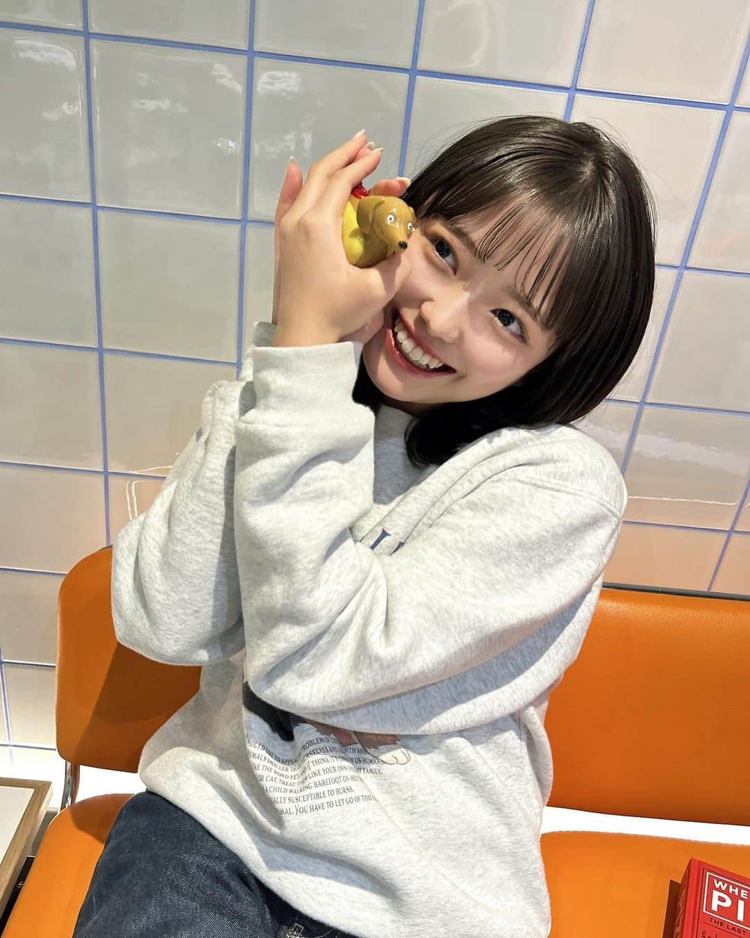 宮原響さんのインスタグラム写真 - (宮原響Instagram)「#newhaircolor 🦌 . 前回ブリーチをしたので 今までよりも“透明感のある”暗髪に🪮！！ 心なしか肌が白く見えましてお気に入り😌 クリスマスなどお出かけが増えて 写真に写る機会も多くなる時期ですし 是非お揃いにしましょう🏷️！♡ . そして、いつもお願いしている 大好きなまおさん（ @maotty0609 ）🌟 店長へのご就任本当におめでとうございます♡ @rohe_by_deco でさきさん（ @saki.a__ ）にも 久しぶりにお会いできて本当に幸せ！！ これからもずっと、よろしくお願いします🤲🏻❤️ . #透明感カラー #暗髪カラー #クリスマス #垢抜けヘア」12月1日 21時49分 - re_s08m