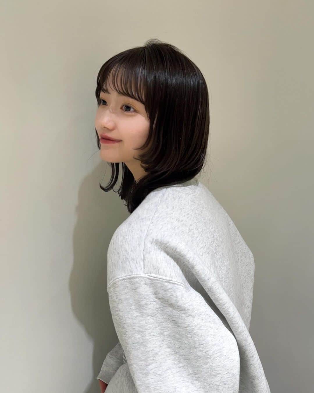 宮原響さんのインスタグラム写真 - (宮原響Instagram)「#newhaircolor 🦌 . 前回ブリーチをしたので 今までよりも“透明感のある”暗髪に🪮！！ 心なしか肌が白く見えましてお気に入り😌 クリスマスなどお出かけが増えて 写真に写る機会も多くなる時期ですし 是非お揃いにしましょう🏷️！♡ . そして、いつもお願いしている 大好きなまおさん（ @maotty0609 ）🌟 店長へのご就任本当におめでとうございます♡ @rohe_by_deco でさきさん（ @saki.a__ ）にも 久しぶりにお会いできて本当に幸せ！！ これからもずっと、よろしくお願いします🤲🏻❤️ . #透明感カラー #暗髪カラー #クリスマス #垢抜けヘア」12月1日 21時49分 - re_s08m