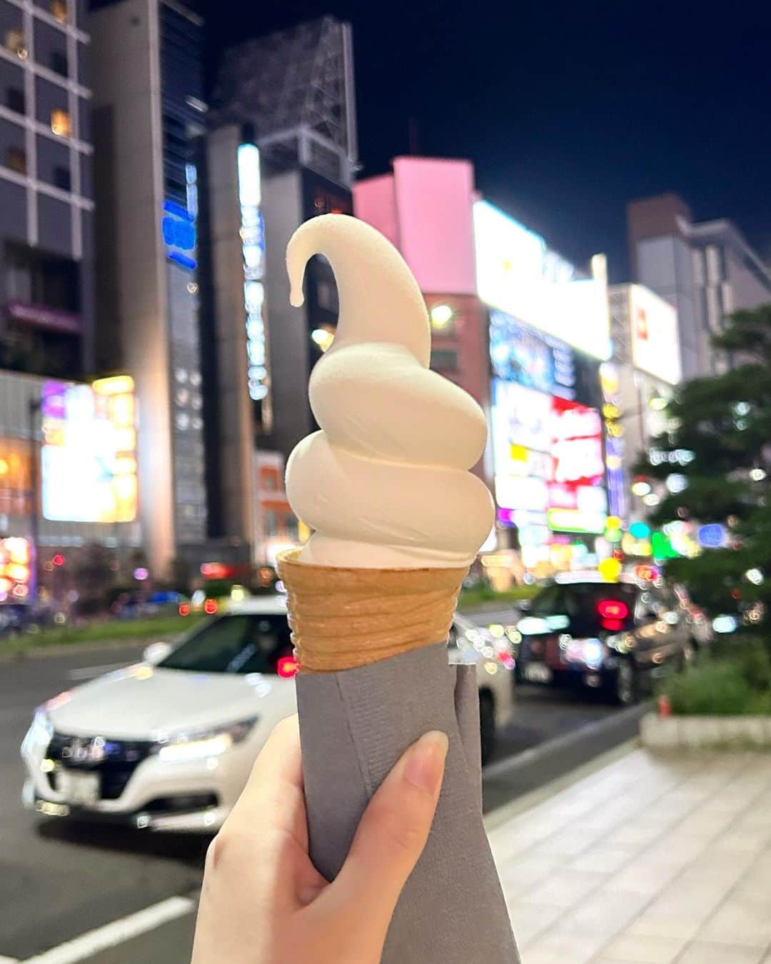 本田みくのインスタグラム：「🍦  こんな真冬にソフトクリームかよ(し、信じられない…) と言う画像ですが、9月に行った時の写真ですᴖ ̫ᴖ 笑   とっても美味しいソフトだったよ🍦🤍     夜遅くまでやってるので、 急にお誕生日お祝いすることになったら ここに駆けつけるとケーキが買えます❣笑        『pâtisserie OKASHI GAKU®︎ 』 ⁡🚃すすきの駅1番出口すぐ 📍札幌市中央区南4条2丁目10-1南4西2ビル1F ▫営業時間 15:00〜23:00         ˗ˏˋ #本田の北海道グルメ ˎˊ˗       ┈┈┈┈┈┈┈┈┈┈┈┈┈┈┈ #okashigaku #札幌グルメ #sapporogourmet #北海道旅行 #札幌旅行 #japanesegirl #Hokkaido #일본여행 #日本之旅 #해외여행 #北海道グルメ #札幌グルメ #北海道ソフトクリーム #すすきの #札幌スイーツ #北海道スイーツ #札幌食べ歩き #すすきのグルメ」