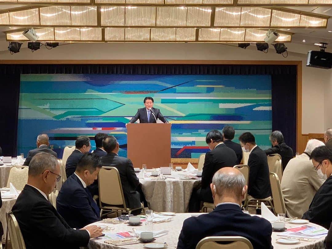 平井卓也のインスタグラム：「卓創会の総会と忘年会。卓創会は青年会議所仲間の後援会。現役の時から今日まで一緒に年をとったメンバーを中心に現役の皆さんも参加してくれます。ありがとうございました。これからもよろしくお願いします。」