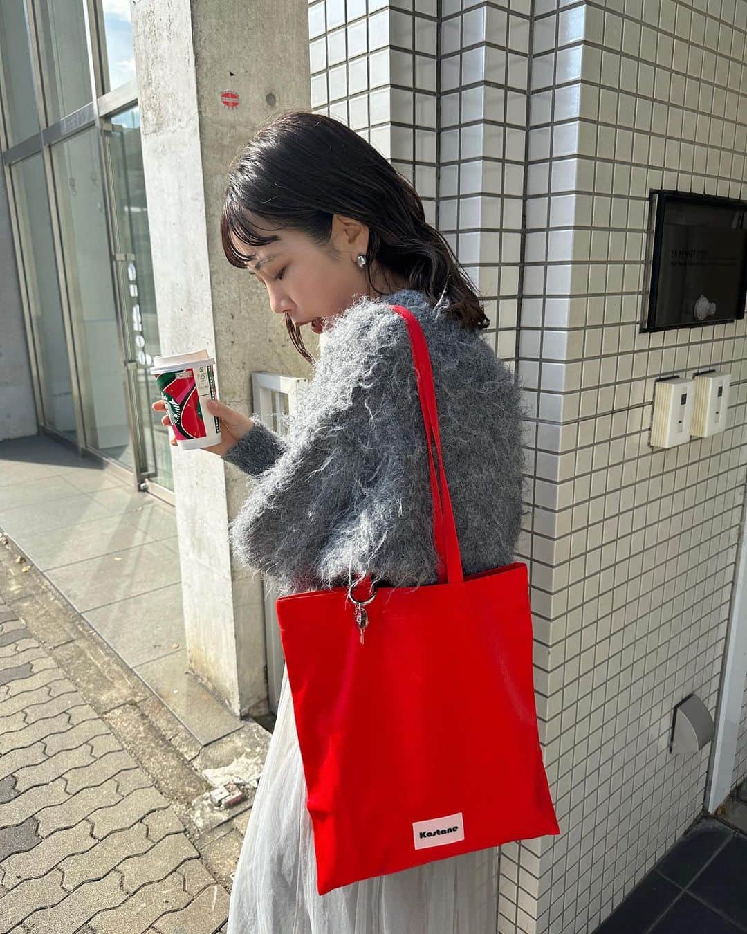 katomari. カトマリさんのインスタグラム写真 - (katomari. カトマリInstagram)「グレー🐭×赤🍅 この冬間違いなく可愛い組み合わせ♡ バッグは宣言通りgetしました🫶🏻 お店に入荷しましたよ〜 ニットは予約販売中のラメニットです🧶  そしてキラッと輝くチャームは 明日から名古屋店と三宮店限定で ご購入いただける @_aikon_24 さんのチャームです⛓  私はBAGに合わせたくてカラビナを選びました♡ こちらなんと！！ たくさんのチャームとカラビナの種類の中から、 自分で組み合わせ選べちゃう😳 私は丸いカラビナに２つのパーツを組み合わせました。  6枚目の写真は昨日の夜こなっちゃんと 選んでる時の図。笑 悩む時間も楽しいし、コーディネートの ワンポイントになってかわいい〜。  12/2,3限定2日間開催です❤️‍🔥 クロワッサンのお土産もあります🥐 わたしも名古屋店いますのでぜひ来てくださいね〜！  @kastane_nagoya のアカウントも チェックしてください♡  #Kastane」12月1日 21時42分 - mari19k