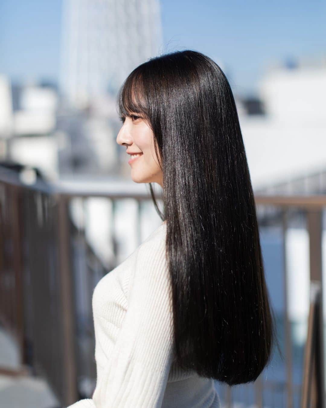 瀬谷ひかるのインスタグラム：「たまには無加工のお写真🖼️  ヘアサロンでの撮影データ📷 素敵なお写真ばかりで楽しい撮影でした🥰  今年も残り1ヶ月！ やり残しがないようにがんばらねば✊🏻  #モデル #サロンモデル #ヘアモデル #ロングヘア #ストレートヘア #暗髪 #横顔 #ポートレート #japanesegirl #無加工」