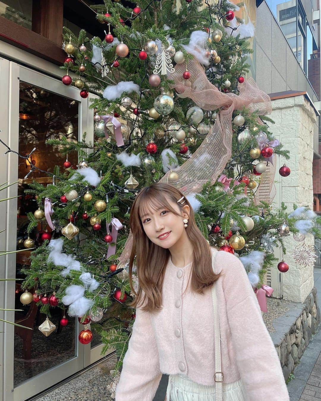 葵井るきさんのインスタグラム写真 - (葵井るきInstagram)「12月さんこんばんは〜🎄🎅🏻🪄 気づいたら今年も残りあと1ヶ月に..！ 悔いなく毎日幸せに過ごしていこうね🎀  最近ゲットしたピンクのカーディガンが可愛すぎる..🩷 いつもコーデとかインスタとか参考ににしてる大好きな子のブランドのなの〜🎀🤍この前見つけたツリーとマッチしすぎて沢山写真撮っちゃった🎄📸🪄  みんな今年のクリスマスは何するの〜〜〜？💭💭  #カーディガンコーデ #カーディガン #ピンクコーデ #ウムクレール #ummclaïr #ootd  #followme #instalike #instagood #fashion #ootd #instagood #instalike #followme #code」12月1日 21時43分 - ruuki_gram_