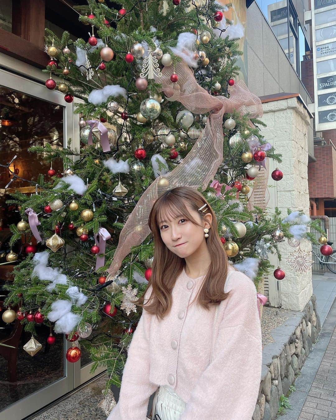 葵井るきさんのインスタグラム写真 - (葵井るきInstagram)「12月さんこんばんは〜🎄🎅🏻🪄 気づいたら今年も残りあと1ヶ月に..！ 悔いなく毎日幸せに過ごしていこうね🎀  最近ゲットしたピンクのカーディガンが可愛すぎる..🩷 いつもコーデとかインスタとか参考ににしてる大好きな子のブランドのなの〜🎀🤍この前見つけたツリーとマッチしすぎて沢山写真撮っちゃった🎄📸🪄  みんな今年のクリスマスは何するの〜〜〜？💭💭  #カーディガンコーデ #カーディガン #ピンクコーデ #ウムクレール #ummclaïr #ootd  #followme #instalike #instagood #fashion #ootd #instagood #instalike #followme #code」12月1日 21時43分 - ruuki_gram_