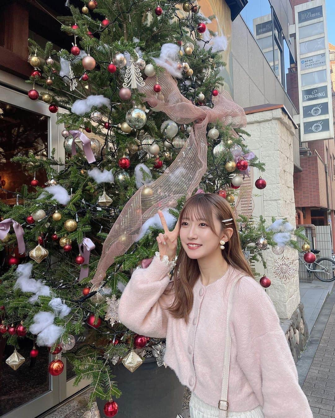 葵井るきさんのインスタグラム写真 - (葵井るきInstagram)「12月さんこんばんは〜🎄🎅🏻🪄 気づいたら今年も残りあと1ヶ月に..！ 悔いなく毎日幸せに過ごしていこうね🎀  最近ゲットしたピンクのカーディガンが可愛すぎる..🩷 いつもコーデとかインスタとか参考ににしてる大好きな子のブランドのなの〜🎀🤍この前見つけたツリーとマッチしすぎて沢山写真撮っちゃった🎄📸🪄  みんな今年のクリスマスは何するの〜〜〜？💭💭  #カーディガンコーデ #カーディガン #ピンクコーデ #ウムクレール #ummclaïr #ootd  #followme #instalike #instagood #fashion #ootd #instagood #instalike #followme #code」12月1日 21時43分 - ruuki_gram_