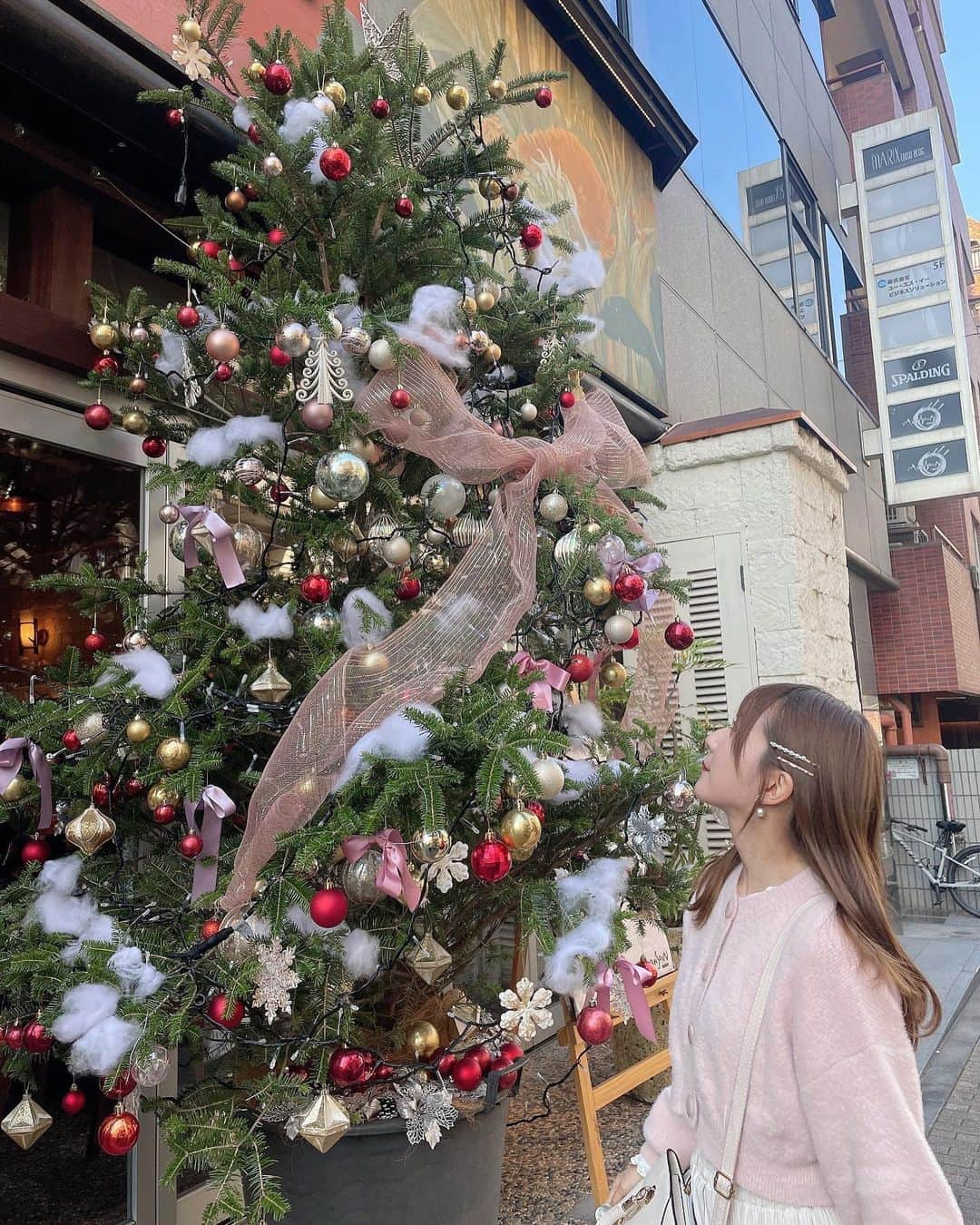 葵井るきさんのインスタグラム写真 - (葵井るきInstagram)「12月さんこんばんは〜🎄🎅🏻🪄 気づいたら今年も残りあと1ヶ月に..！ 悔いなく毎日幸せに過ごしていこうね🎀  最近ゲットしたピンクのカーディガンが可愛すぎる..🩷 いつもコーデとかインスタとか参考ににしてる大好きな子のブランドのなの〜🎀🤍この前見つけたツリーとマッチしすぎて沢山写真撮っちゃった🎄📸🪄  みんな今年のクリスマスは何するの〜〜〜？💭💭  #カーディガンコーデ #カーディガン #ピンクコーデ #ウムクレール #ummclaïr #ootd  #followme #instalike #instagood #fashion #ootd #instagood #instalike #followme #code」12月1日 21時43分 - ruuki_gram_