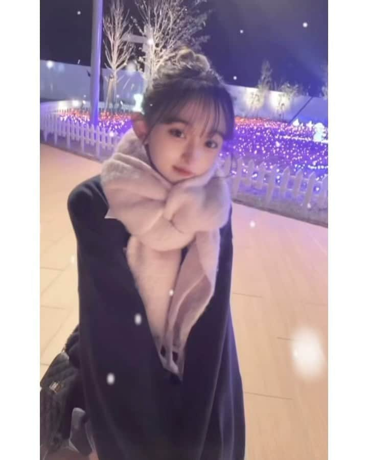 八木珠梨のインスタグラム：「tiktokも撮りました🎄 * * * * * #tiktok#動画#snow #クリスマス#イルミネーション #お団子ヘア#ヘアアレンジ #longhair  #制服#制服女子#マフラー #マフラー女子#ふわふわ #instagram#girl#japanesegirl  #winter#2023#他撮り #八木珠梨#juri#じゅり#07 #女子高生#高校生#jk#fjk#16歳 #jkブランド#♥」