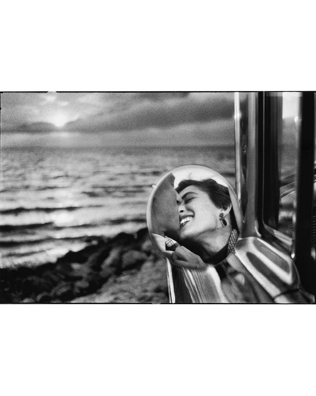 Magnum Photosさんのインスタグラム写真 - (Magnum PhotosInstagram)「Remembering @elliotterwitt (1928-2023), a remarkable photographer and long-time Magnum member whose lens beautifully captured the human experience.⁠ ⁠ Spanning over seven decades, Erwitt’s career leaves an indelible mark on the medium of photography, effortlessly blending the profound with a touch of humor.⁠ ⁠ Erwitt believed photography should speak to the senses and emotions: “When the photograph happens, it comes easily, as a gift that should not be questioned or analyzed.” He preferred not to intellectualize his profession, often stating simply that photography allowed him to pursue his interests while making a living.⁠ ⁠ Dogs held a special place in Erwitt’s heart, offering insights into humanity. In his 1998 book Dog Dogs, he noted, “I don’t know of any other animals closer to us in qualities of heart, sentiment and loyalty.”⁠ ⁠ Love and romance were recurring themes in Erwitt’s work, with iconic shots like a couple kissing in a car’s side mirror and Robert and Mary Frank dancing in a kitchen resonating across generations.⁠ ⁠ Throughout his career, Erwitt captured notable figures like Marilyn Monroe, Grace Kelly, Jack Kerouac, John F. Kennedy and Jackie Kennedy. He witnessed and documented pivotal moments in history, from the 1959 Kitchen Debate between Nikita Khrushchev and Richard Nixon to portraits of Fidel Castro and Che Guevara in 1964.⁠ ⁠ 🔗 We reflect on the life and work of the legendary Magnum image-maker at the link in the @magnumphotos bio.⁠ ⁠ PHOTOS (left to right):⁠ ⁠ (1) Provence, France. 1955.⁠ ⁠ (2) Marilyn Monroe. New York, USA. 1956. ⁠ ⁠ (3) New York, USA. 1974.⁠ ⁠ (4) Nikita Khrushchev and Richard Nixon. The Kitchen Debate. Moscow, USSR. 1959. ⁠ ⁠ (5) Eiffel tower 100th anniversary. Paris, France. 1989. ⁠ ⁠ (6) Berkeley, California, USA. 1956.⁠ ⁠ (7) Prado Museum. Madrid, Spain. 1995. ⁠ ⁠ (8) Che Guevara. Havana, Cuba. 1964. ⁠ ⁠ (9) New York City, USA. 2000.⁠ ⁠ (10) Valencia, Spain. 1952.⁠ ⁠ © @elliotterwitt / Magnum Photos」12月1日 21時45分 - magnumphotos