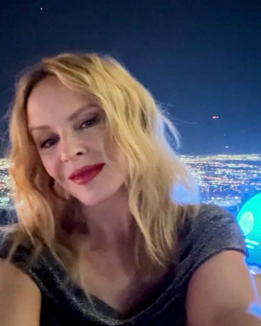 カイリー・ミノーグさんのインスタグラム写真 - (カイリー・ミノーグInstagram)「LOVERS... ONE MORE week to wait until Extension (The Extended Mixes) is out in the world!! 💚 Who's pre-ordered the limited edition splatter vinyl already?! 🥰」12月1日 21時45分 - kylieminogue