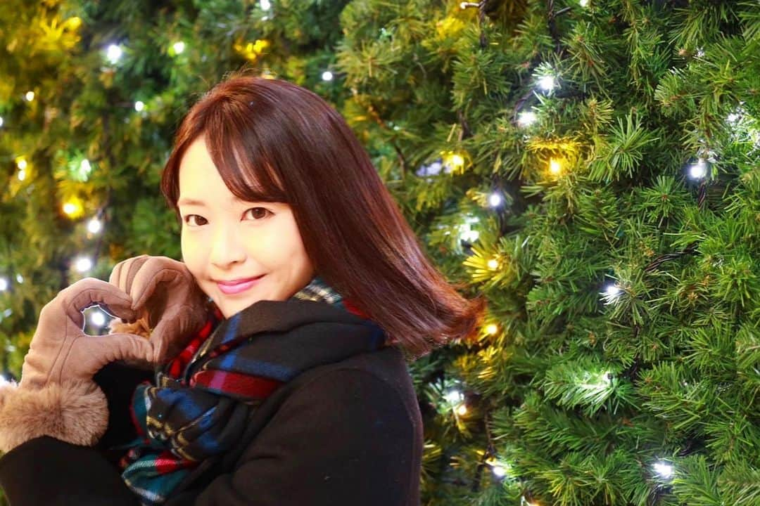 下村彩里のインスタグラム：「今日から12月☃️🎄 10月から販売開始された#テレビ朝日アナウンサーカレンダー 2024年で、今回私は12月のページに載せていただきました😊  さらに今年は#報道ステーション　リポーター陣でのショットなどグループショットも！？ 今回は男性アナウンサーの姿もあり👀✨ スペシャルなカレンダーです！ 2024年もどうぞ、よろしくお願いします❣️  🌟テレビ朝日アナウンサー 週めくりカレンダー2024(卓上) 販売場所 #テレアサショップ#全国の書店#amazon 等EＣサイト、など😊  #同期 #斎藤ちはる　アナ　が #クリスマスマーケットで賑わう #東京駅周辺　で #撮影　してくれた #オフショット　🎄 #今年も #カメラ　班として #先輩後輩同期　の #撮影も担当📷してます  #下村彩里#テレビ朝日#テレビ朝日アナウンサー#カレンダー#カレンダー2024#卓上カレンダー#テレビ朝日アナウンサーカレンダー2024#アナウンサーカレンダー#calender」