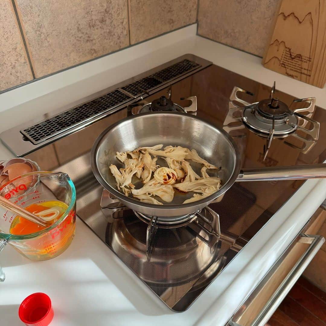 Tesshiさんのインスタグラム写真 - (TesshiInstagram)「きのことたまごのマヨしょうゆ炒め Stir-fried Maitake mushrooms and eggs seasoned with mayo and soy sauce #yummy #homemade #healthy #stirfry #mushrooms #eggs #おいしい #炒め物 #きのこ #卵 #マヨネーズ #マヨラー #手抜きごはん #マカロニメイト #フーディーテーブル #手作り  おかずが決まらぬ時はマヨネーズ頼り🤤 好きな油大1/2、好きなきのこ1パック100gくらい、マヨネーズ大1、しょうゆ大1/2、卵3個＋マヨネーズ大1、塩胡椒など(食べる時に追いマヨしょうゆで優勝) 1/2 tbsp oil, a bunch of Maitake mushrooms 100g, 1 tbsp mayonnaise, 1/2 tbsp soy sauce, 3 eggs with 1 tbsp mayonnaise, salt and pepper… and more mayonnaise and soy sauce!  新米 @yukitsubakiofficial ふるさと納税でもゲットできます🌾」12月1日 21時46分 - tmytsm