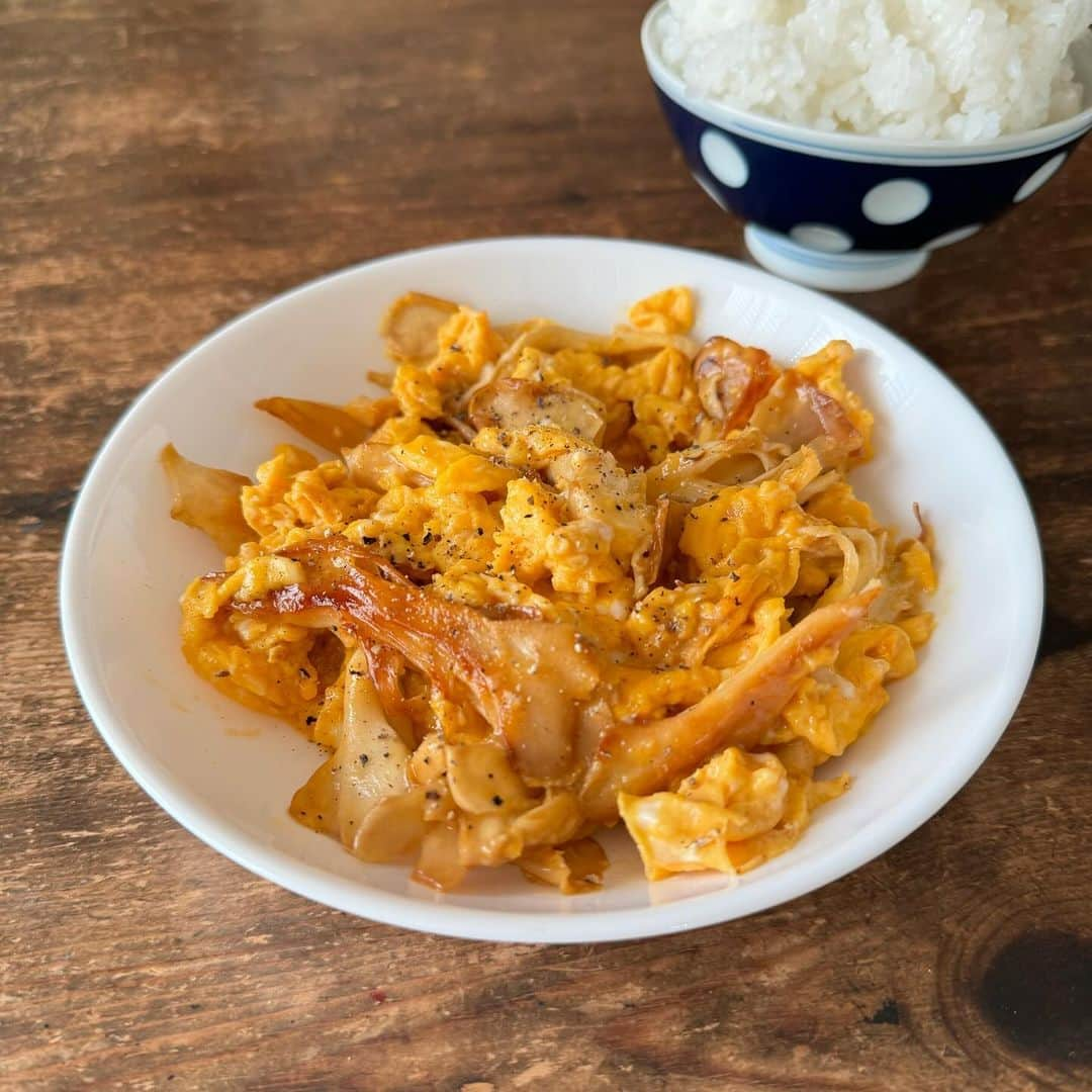 Tesshiさんのインスタグラム写真 - (TesshiInstagram)「きのことたまごのマヨしょうゆ炒め Stir-fried Maitake mushrooms and eggs seasoned with mayo and soy sauce #yummy #homemade #healthy #stirfry #mushrooms #eggs #おいしい #炒め物 #きのこ #卵 #マヨネーズ #マヨラー #手抜きごはん #マカロニメイト #フーディーテーブル #手作り  おかずが決まらぬ時はマヨネーズ頼り🤤 好きな油大1/2、好きなきのこ1パック100gくらい、マヨネーズ大1、しょうゆ大1/2、卵3個＋マヨネーズ大1、塩胡椒など(食べる時に追いマヨしょうゆで優勝) 1/2 tbsp oil, a bunch of Maitake mushrooms 100g, 1 tbsp mayonnaise, 1/2 tbsp soy sauce, 3 eggs with 1 tbsp mayonnaise, salt and pepper… and more mayonnaise and soy sauce!  新米 @yukitsubakiofficial ふるさと納税でもゲットできます🌾」12月1日 21時46分 - tmytsm