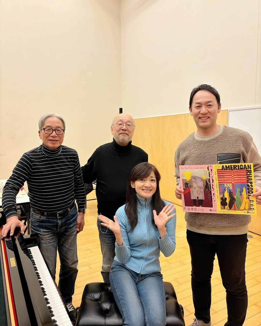 福井晶一のインスタグラム：「「アメリカン・ラプソディ」 本日、お稽古でした！  今日2019年の岡崎市のジャズコンサートぶりに佐藤允彦さんに会うことができました！ とってもお元気そうでよかった！  そして相変わらず素晴らしい演奏でウットリ！ それに歌穂さんの歌声ですからね！ もう耳福とはこのことですよ☺️ 僕が客席でずっと聞いていたいくらい！！  そして私も少しだけ歌わせていただきます。 このリーディング本当は男性は歌わないんです。 しかも今回はソロ２曲にデュエット１曲🎵 2018年はソロ無かったですからね！ 演出の佐藤信さんが「せっかく福井さんが出るんだから前回より歌ってもらいます！」と言ってくださって…  今回は今までに登場した事がない曲を歌うのですが前回ご覧いただいた方はちょっと驚くと思います！ 今日決まったんですけど、演出の佐藤信さんのニクイ演出です。  何度も言いますがこれが4,000円で観れちゃうんです。 絶対に絶対にオススメですよ。 まだ迷われてる方は是非観にいらして下さい。 お待ちしています😊  #アメリカンラプソディ #ジョージガーシュウィン #座高円寺 #佐藤信 #島田歌穂 #福井晶一 #佐藤允彦」