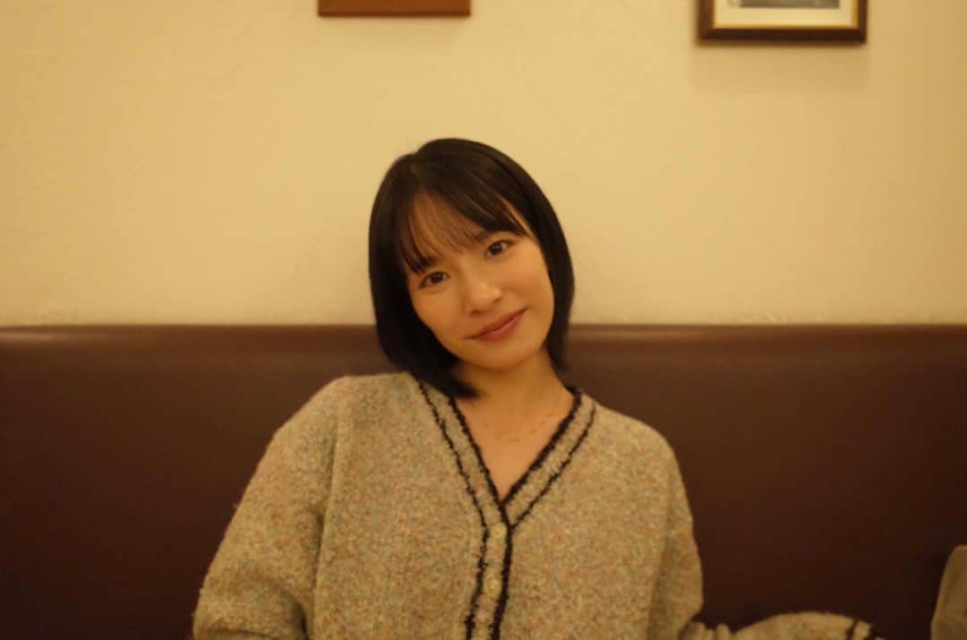 生越千晴のインスタグラム：「冬だ冬だ寒い  と、いいますか、もう少ししたら ほろびて「センの夢見る」リーディング公演です。 12月10日 13:30〜 吉祥寺シアターにて開催されます🌬️ 本公演の「センの夢見る」は来年2月、 東京芸術劇場シアターイーストにてあります。 ややこしくならないでくださいね…🫨🫨  12月8日9日にはこれまでのほろびて作品の無料上映があったり、 10日のリーディング公演もお客様とのディスカッションタイムがあったり⏳ そして演出はムニの宮崎玲奈さん。 どんなことが起こるのでしょう。 初めての試みで緊張します。 心を研ぎ澄ませて楽しく、柔軟に頭を動かしながら参加したいと思います。 皆様ぜひ足をお運びくださいませ。  @horobite  #ほろびて #センの夢見る」