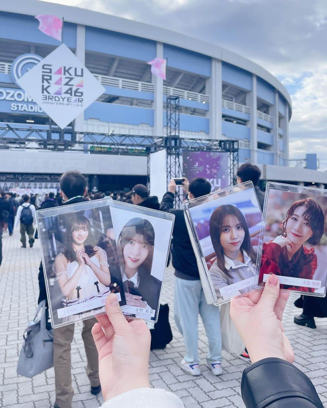 延命杏咲実さんのインスタグラム写真 - (延命杏咲実Instagram)「. 櫻坂46さんの『3rd year anniversary live』に行ってきました〜！！🌸 . 声出し解禁後の櫻坂さんのライブに行ったのは、実は初めて！ . やっぱり声があると盛り上がるよね〜〜👏 . メンバーの皆さんのダンスがしなやかかつキレッキレなのはもちろん、表情管理も細やかなところまで気を配っていて、さすがでした…😳💓 . 3期生のみなさんのステージを見るのはこれが初めて！💫 . 全力で曲や振り付けが持つメッセージを届けるぞ！！という気迫が伝わってきて、釘付けになっちゃいました🫶🏻 . 特に「Anthem Time」はライブを通してもっと好きになった！自分の成し遂げたいことに向かってがむしゃらに頑張りたくなったよ〜！！🌱 . あとはやっぱり「静寂の暴力」💐スタジアム全体がしーんと静まって、なんだかぞくぞくした…💥ぜひMVも見てみて〜！！！ . そして！！1日目に行ったので1期生の土生瑞穂さんの卒業セレモニーもありました〜〜🎓 . 懐かしい欅坂時代の曲が聴けたのも嬉しかったし、同期や後輩問わず、どのメンバーからも慕われているんだなあと実感して、土生さんの素敵な人柄に感動しました😭❤️ . ご卒業おめでとうございます🎉 . また元気と勇気と希望をもらいにライブ行きます〜〜〜✊ . . #櫻坂46 さん #3rdyearanniversarylive #buddies #ZOZOマリンスタジアム #めっちゃ寒かったけど #熱いライブでした🔥 #セントフォース #セントフォースsprout #延命杏咲実 #延命ちゃん」12月1日 21時58分 - enmei_1115